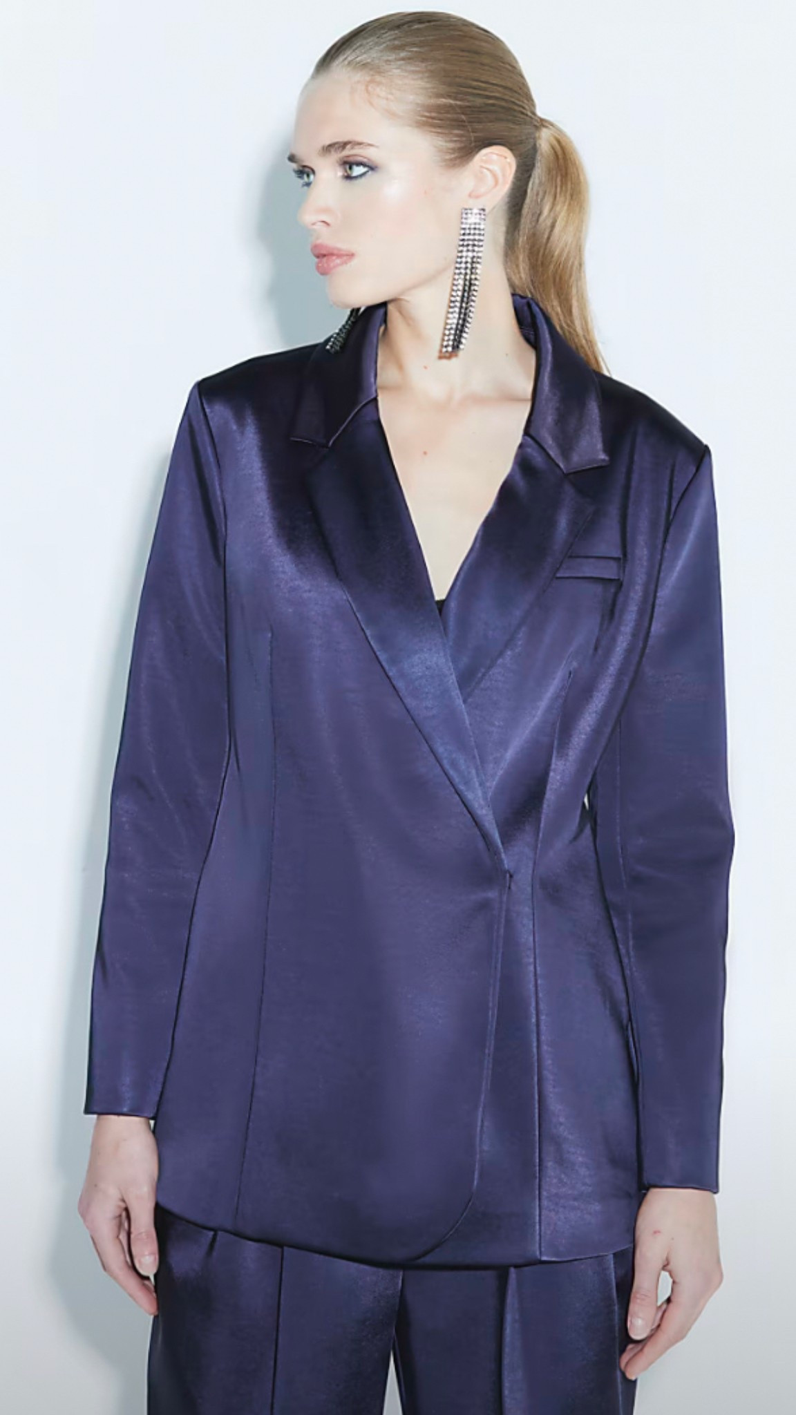 Navy satin blazer 

#LTKsummer #LTKeurope #LTKstyletip