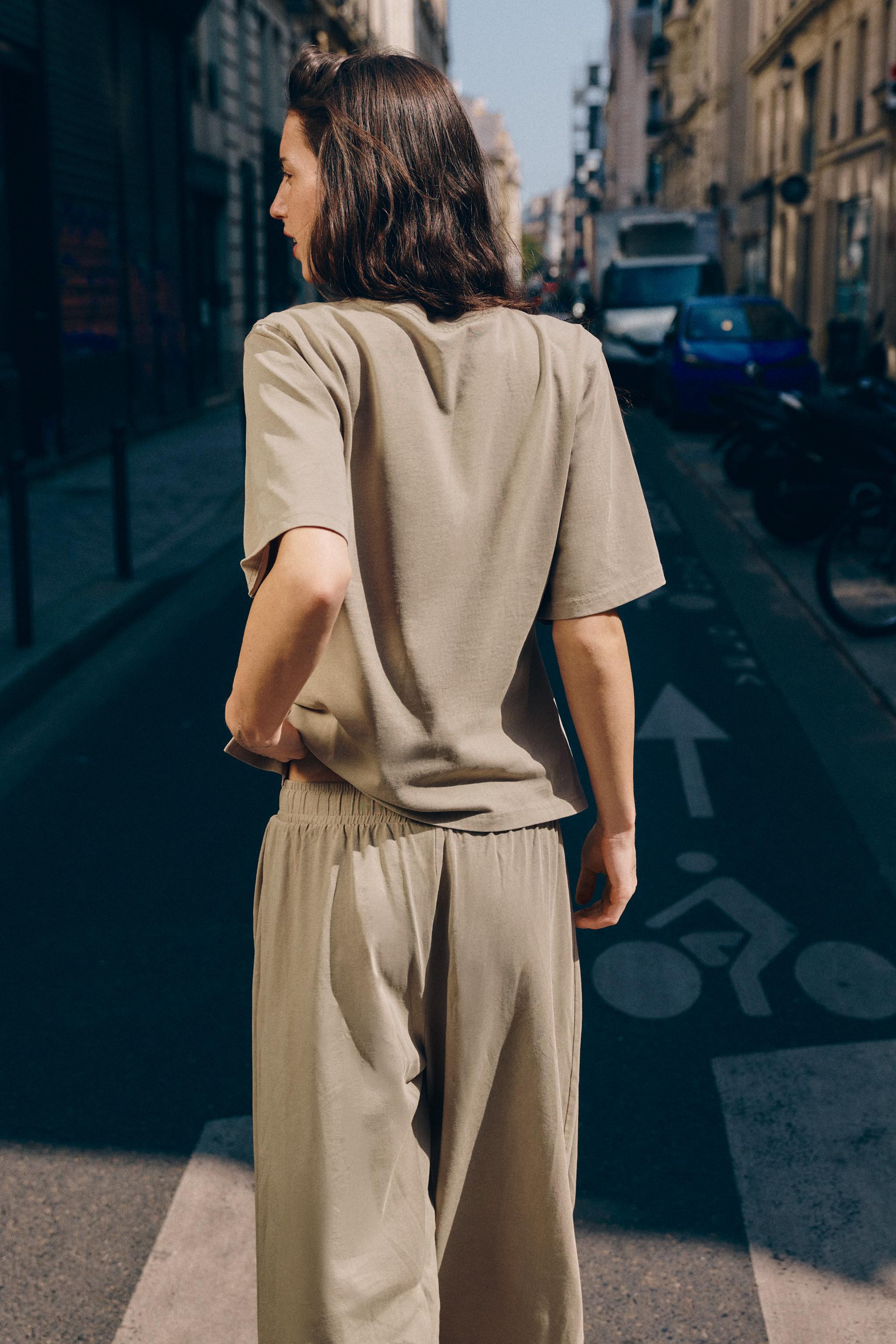 Model height: 178 cmTrousers crafted from cotton yarn. Mid-waist with an adjustable elasticated w... | Zara UK