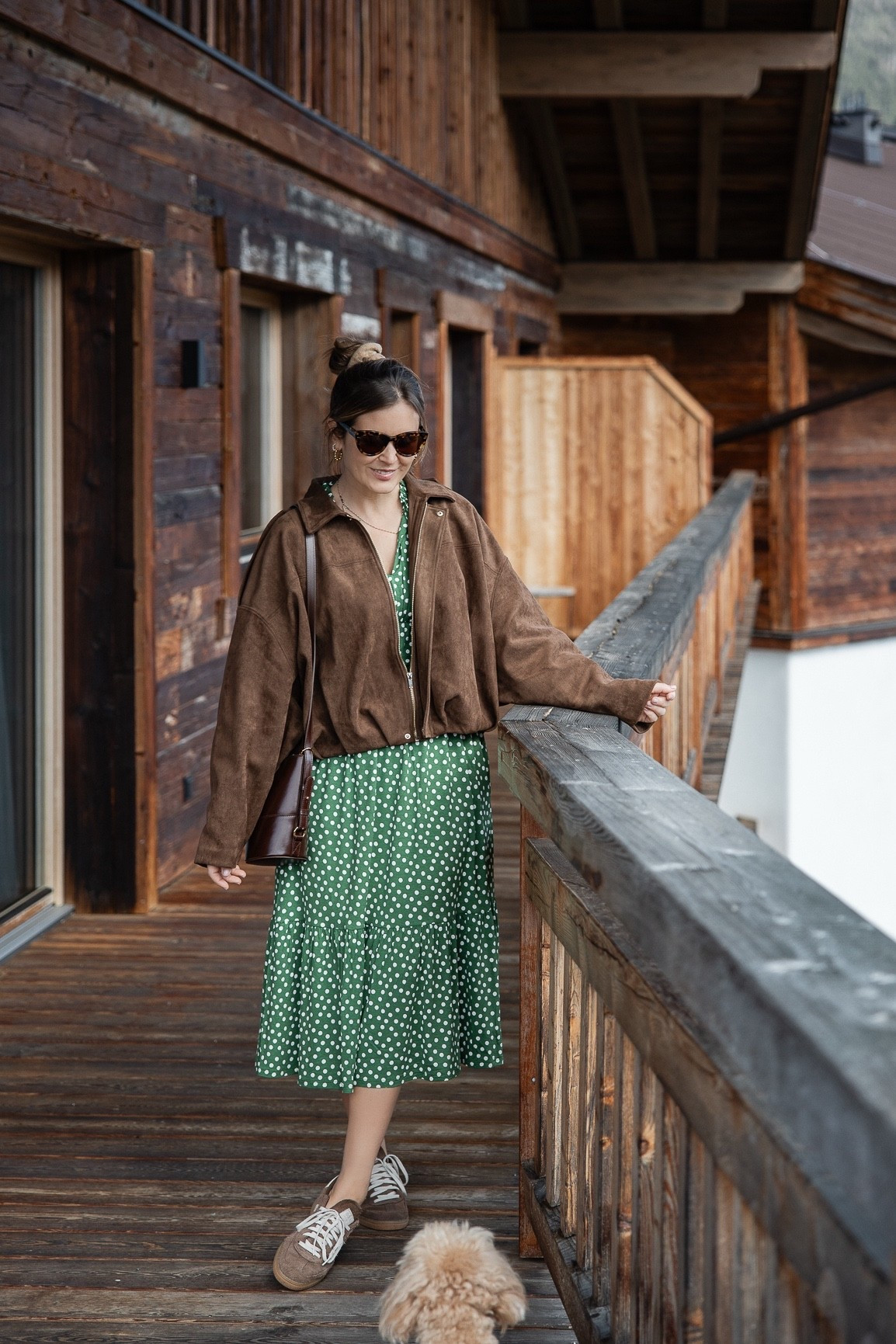 Frühlingslook mit Pünktchenkleid, Sneakers und Jacke in Wildlederoptik 

#LTKeurope #LTKmidsize #LTKspring
