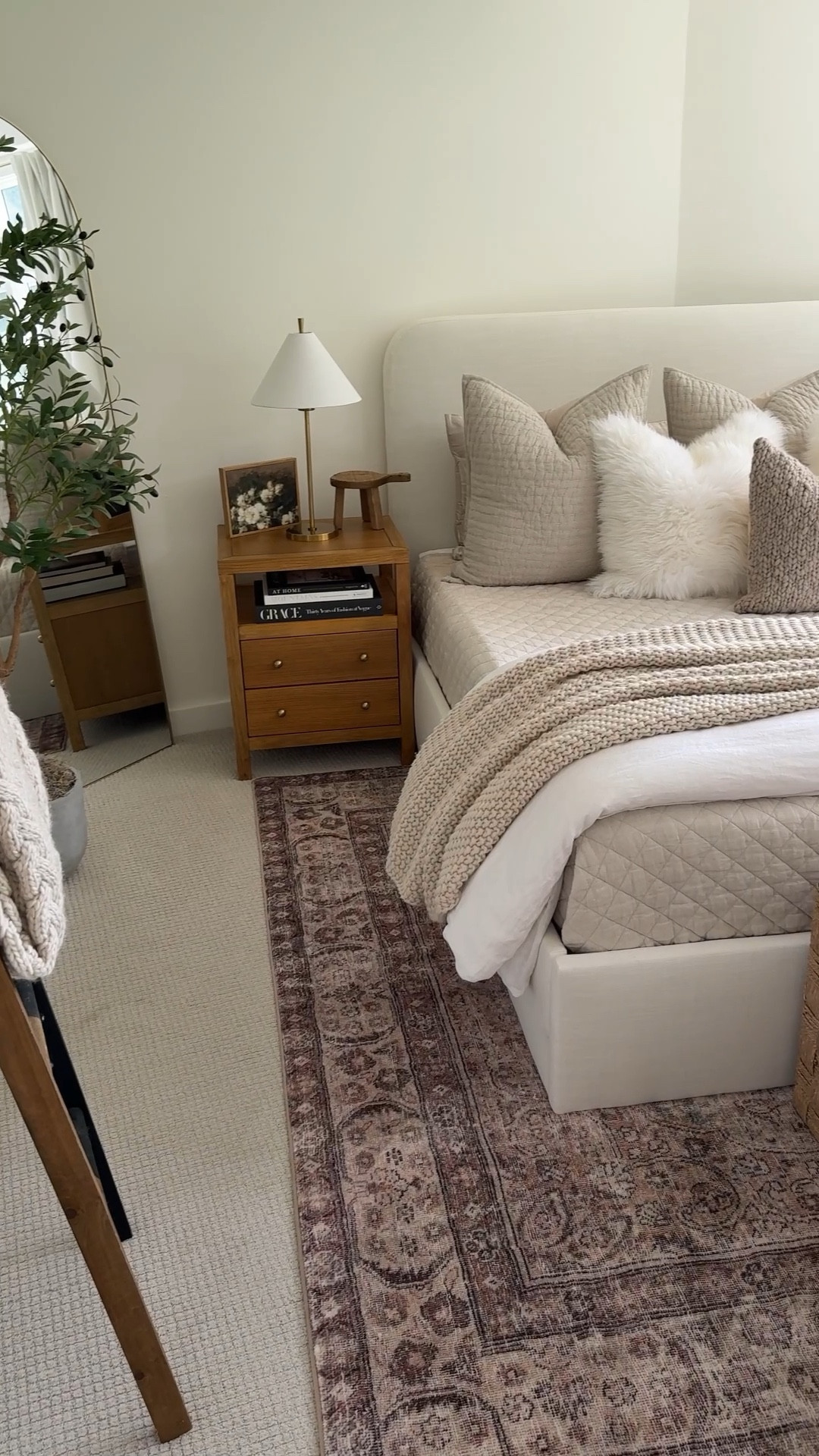 new guest bedroom loading…

Bed
Bedding
Home decor
Nightstand 
Rug 

#LTKHome