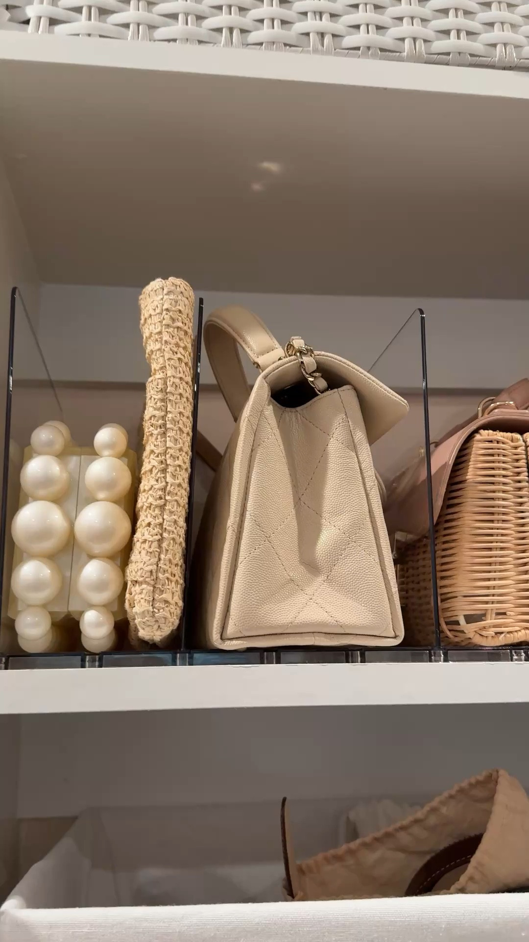 Bag organization! I love how completely customizable this is, and this it protects the bags from sticking to the shelves! #purseorganizing #bagorganizer 