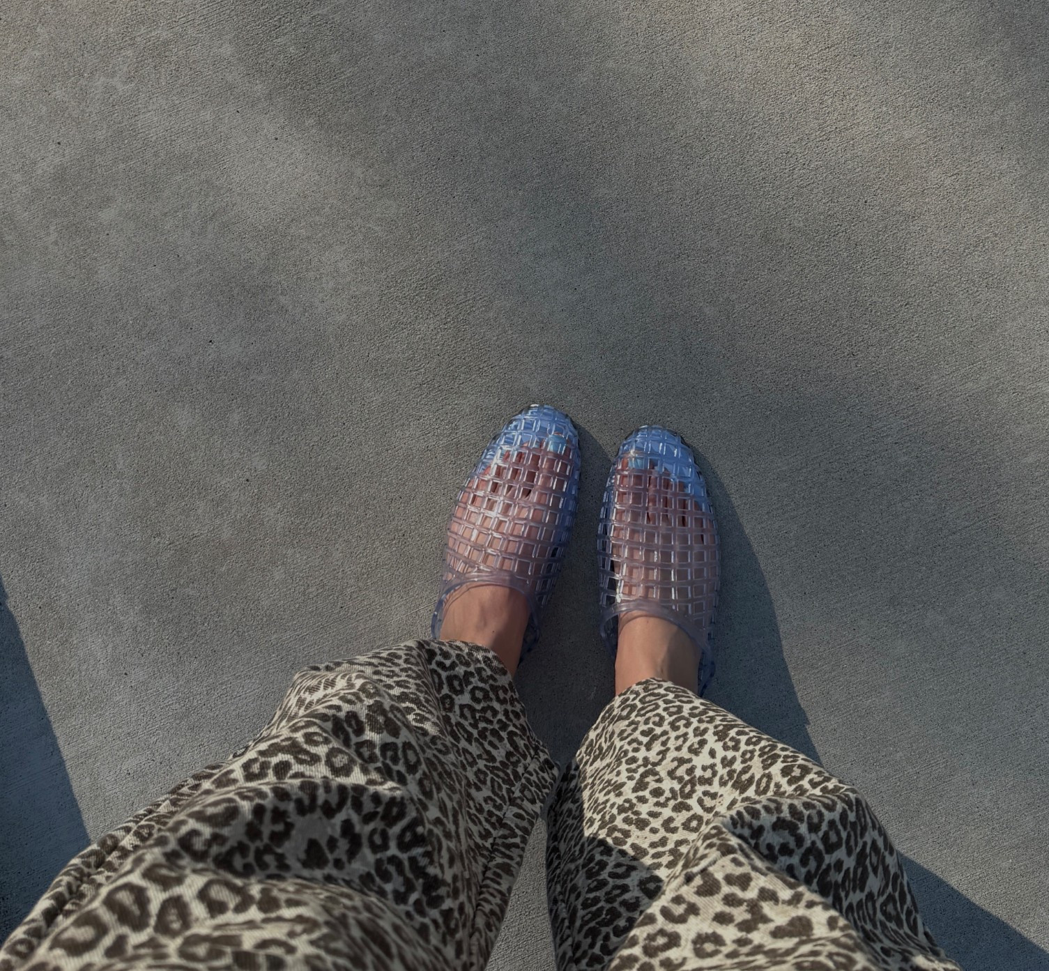 You already know I love a fun shoe…. Jelly shoes are honestly right up my alley. I find them so cute and they add a unique pop to any outfit! So many colors and styles. My favs here! #jellyshoes #sandals 