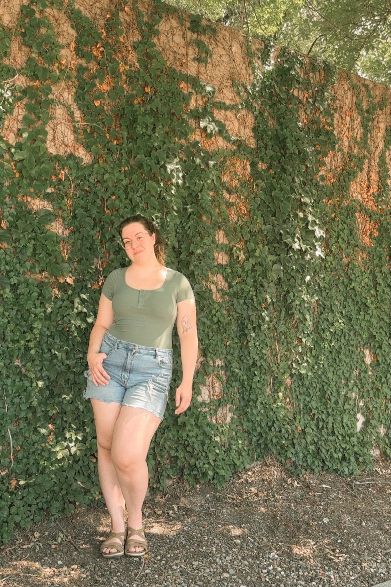 #ad Absolutely obsessed with my new Henley T-Shirt Brami from @KlassyNetwork in the color Jade! 

I love that I don’t have to wear a bra with it in this summer heat thanks to the built in removable padding! 

I’m wearing a size Large with 2XL padding 😊

#KlassyNetwork #Brami 

#LTKMidsize #LTKFindsUnder50 #LTKStyleTip