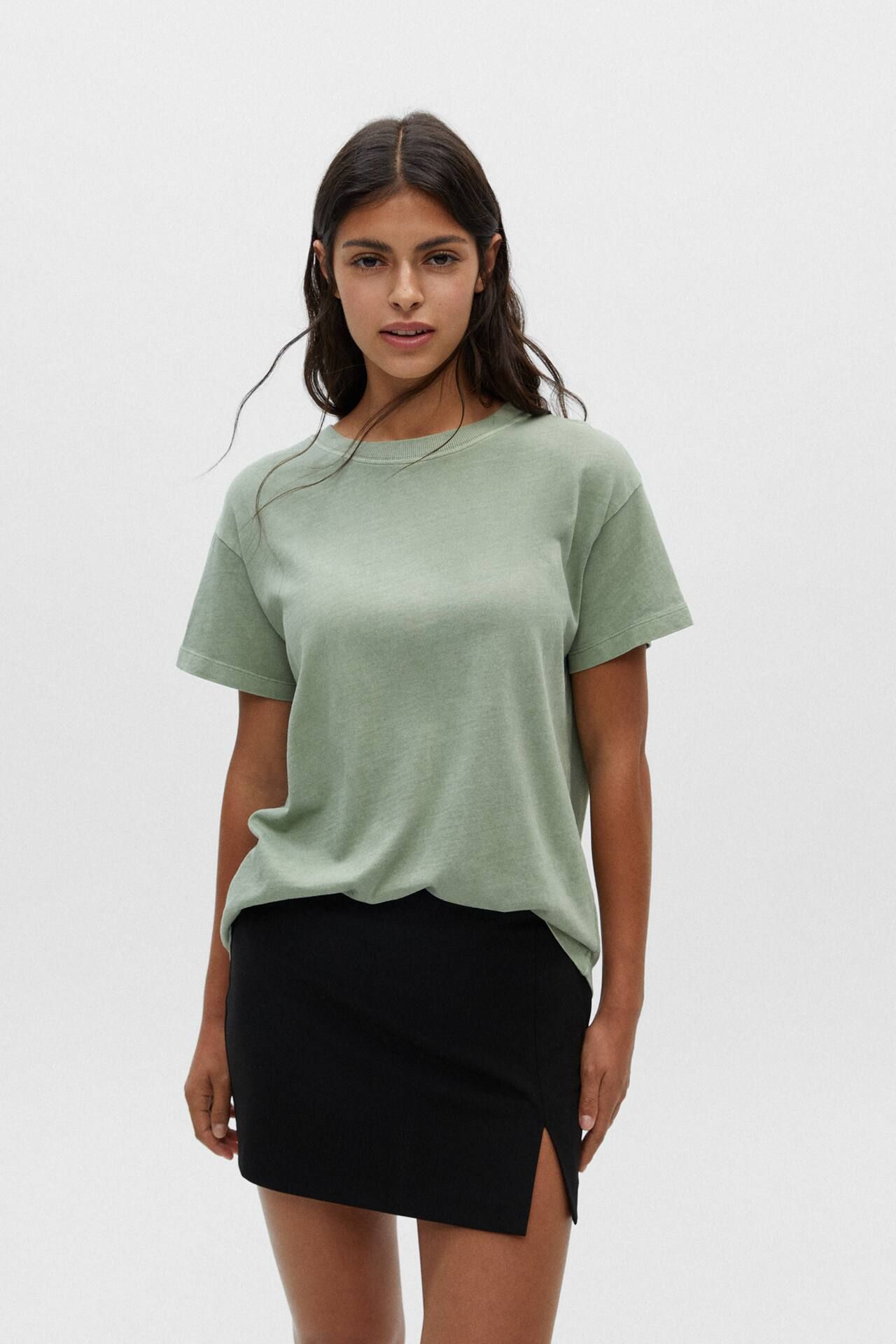 Low-waist mini skirt with slit | PULL and BEAR UK