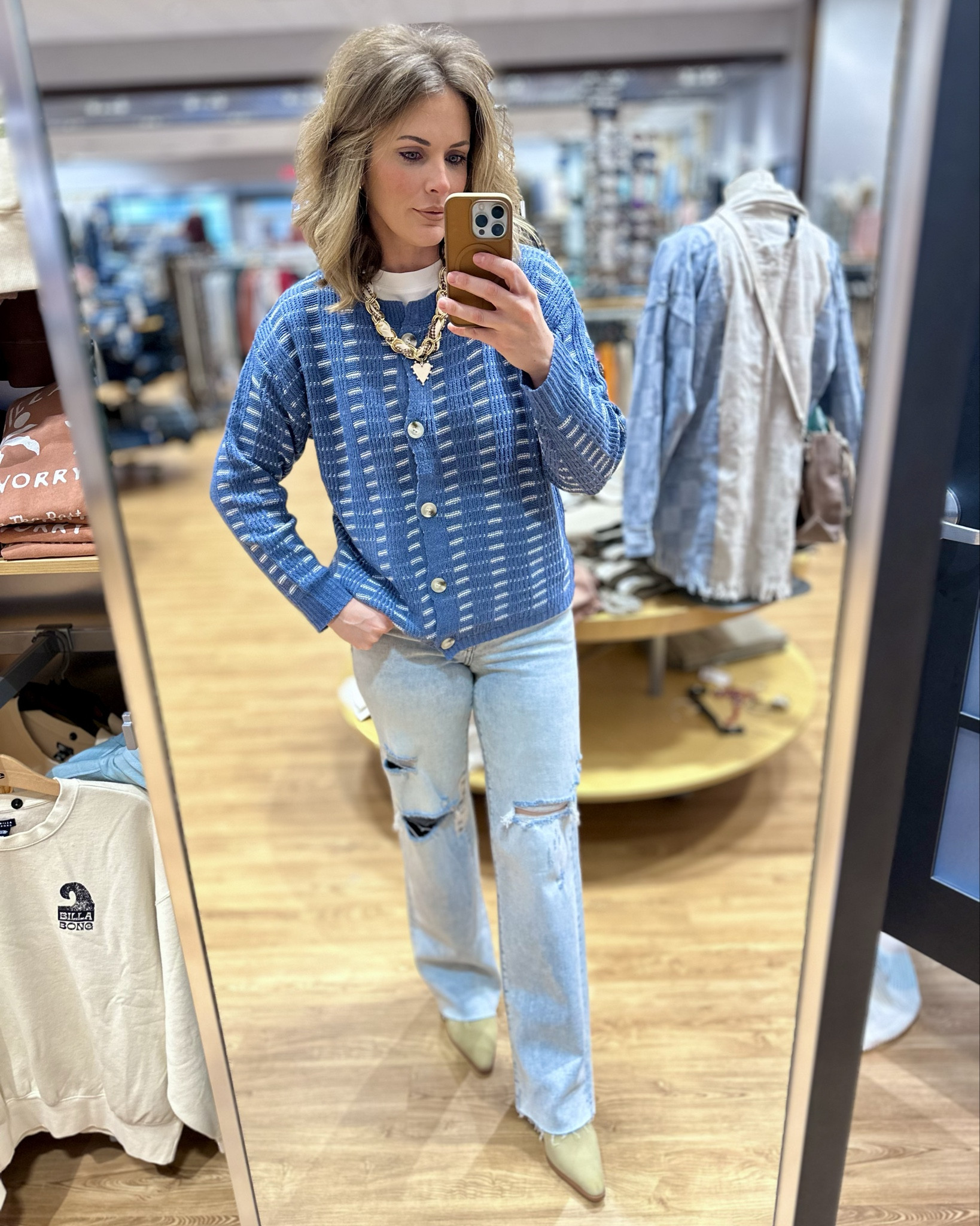 When the classic on the top meets rugged on the bottom you get a nice, casual look! Perfectly to take you into the season. ❤️

