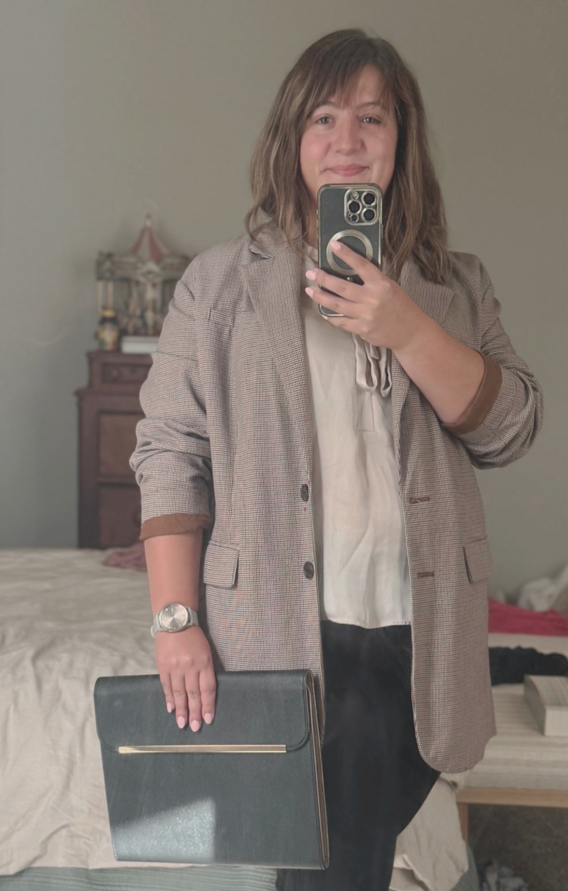 Feelin’ the ’fit — and the padfolio 💼✨
@BluMonaco really understood the assignment with this vegan leather beauty. The gold trim? A whole vibe.
Cruelty-free, sleek, and basically the accessory I didn’t know my work wardrobe needed.

Catch me pretending I’m heading to a boardroom when I’m really just updating my to-do list at a coffee shop ☕😎


#LTKMidsize #LTKWorkwear #LTKFindsUnder50