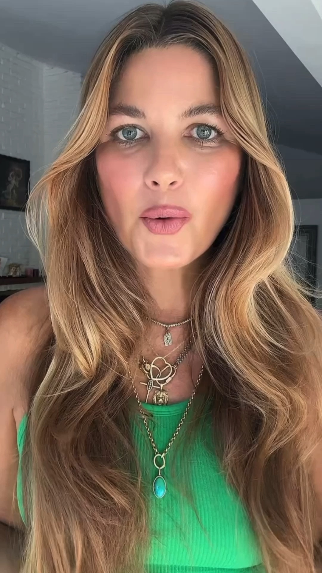 Tips for remembering names ⚡️👓💋
Foundation: Sweed 9
Bronzer: Malibu muse
Blush: true pink
Lips: gee beauty crush and Kiko brick liner 
Eyes: make glaze + kitten lash by Lisa Eldridge 
Highlighter: 19/99 Miele 
Brows: cool brown 
Tank m/l

#LTKVideo #LTKbeauty #LTKstyletip