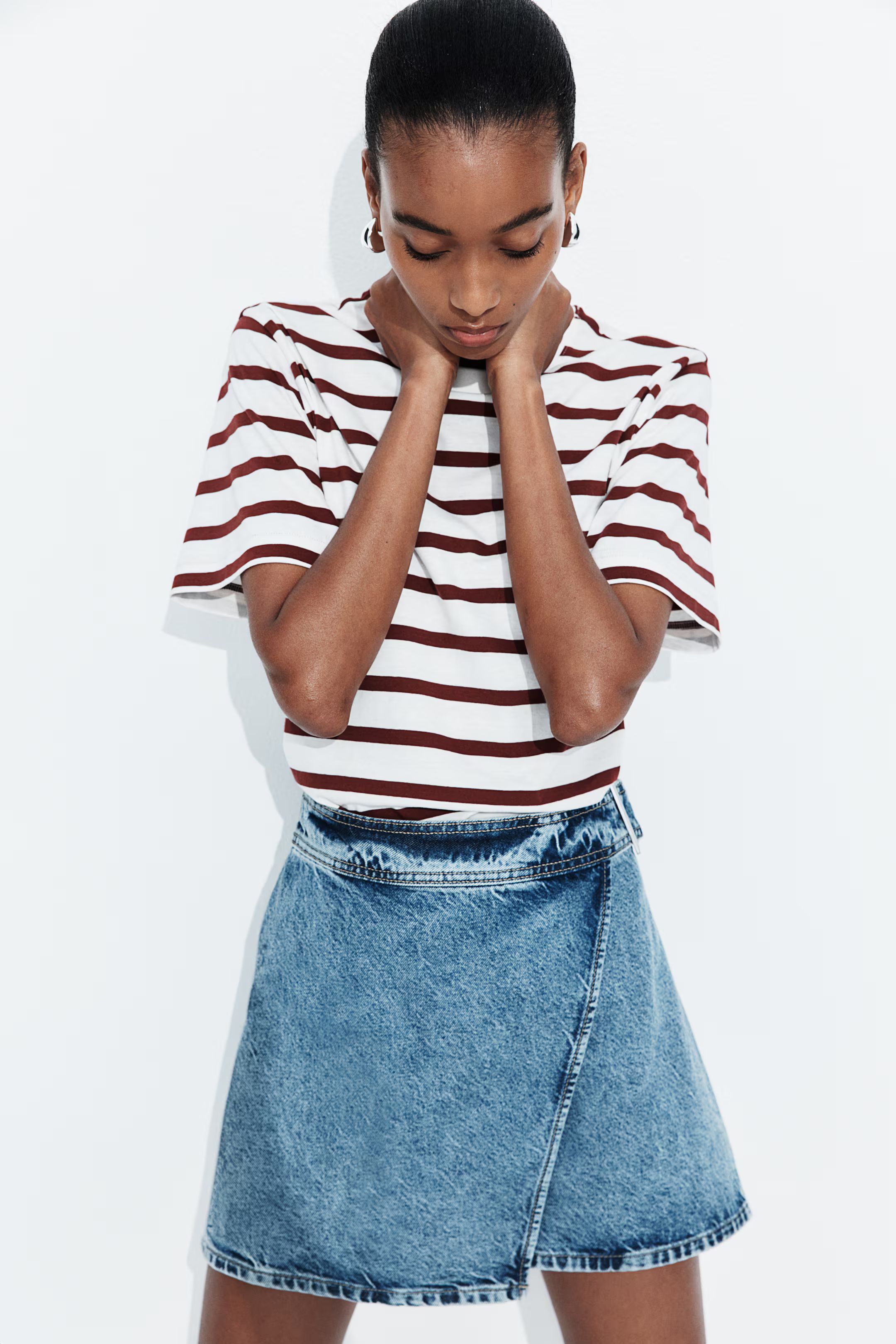 T-Shirt - Round Neck - Short sleeve - White/burgundy striped - Ladies | H&M US | H&M (US + CA)