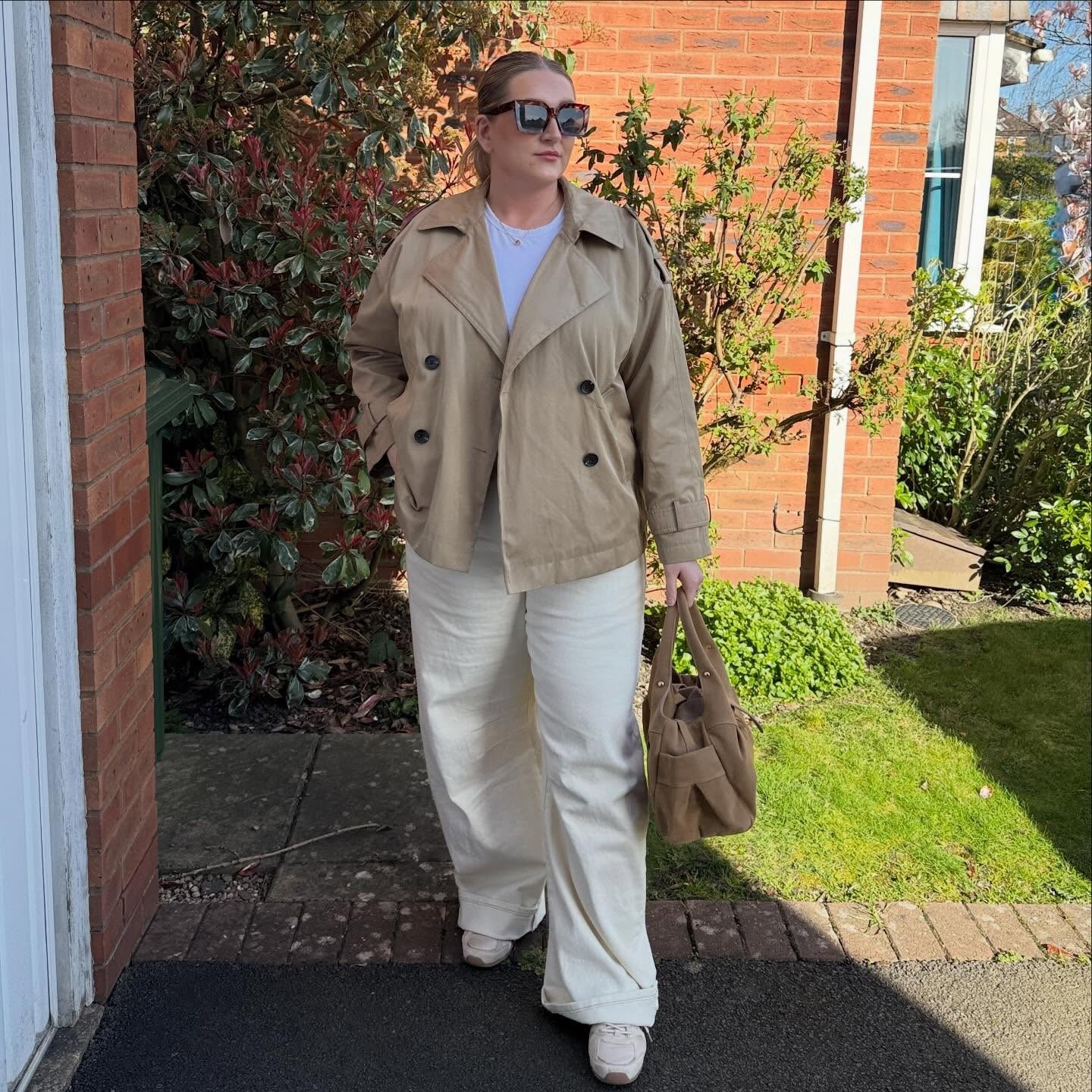 If you’re stuck on what to wear… start with this 🤍

This combo never fails me:
tee + jeans + light jacket = done.

Outfit linked on LTK🤍

#ootd #springoutfit #everydayoutfit #plussizefashion #outfitideas