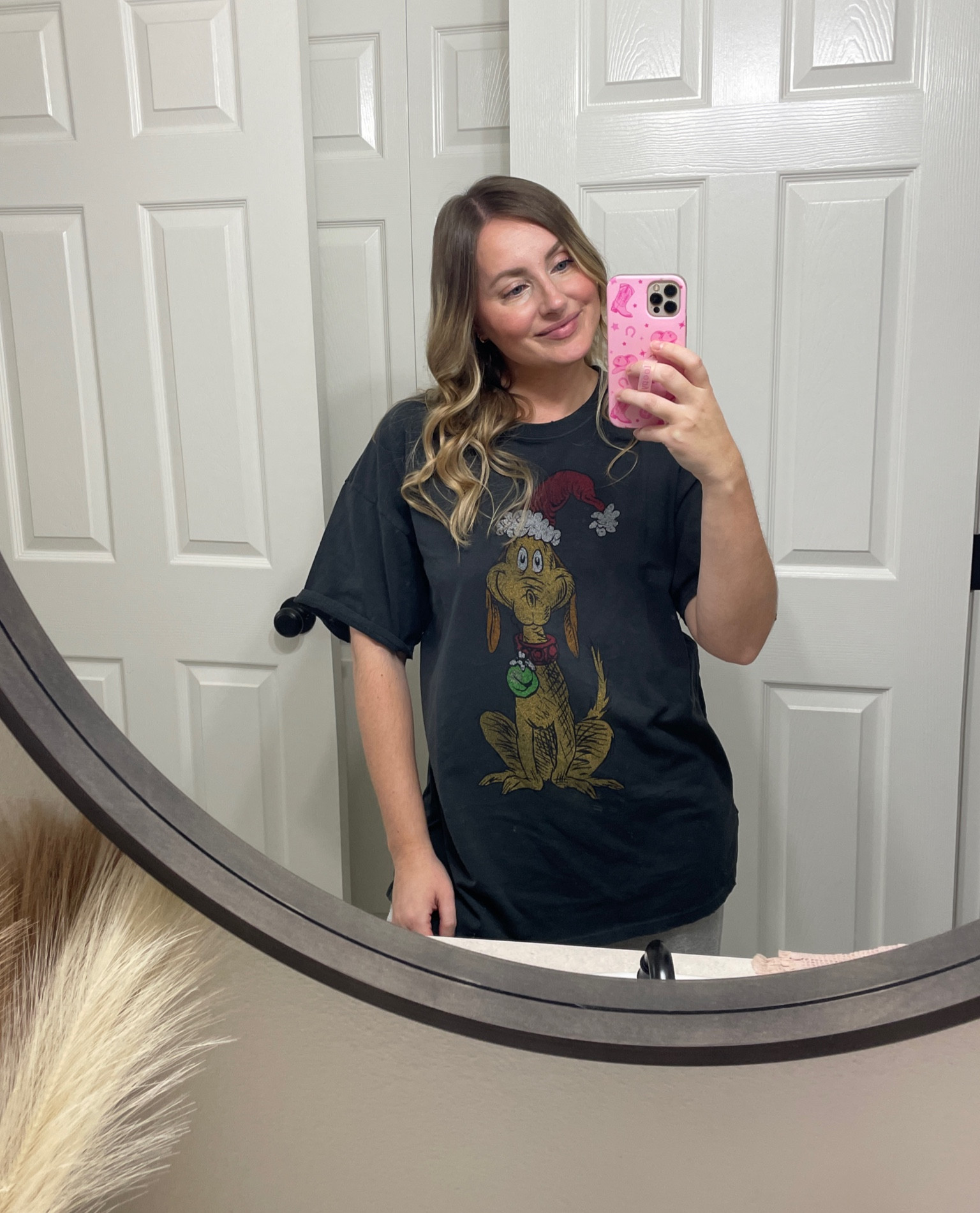 Holiday graphic tee
Grinch’s max aerie tee
Wearing S (runs oversized)


#LTKFindsUnder50 #LTKStyleTip #LTKHoliday