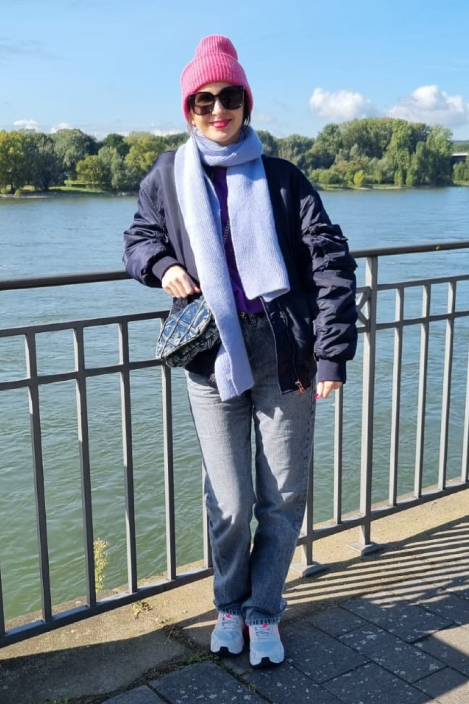 1. Herbst-Spaziergang mit pinker Mütze und hellblauem Wollschal 🥰💕🩵 Dazu style ich meine blaue Blouson-Jacke und graue Calvin Klein-Jeans 😊

#ootd #jeans #herbst #pink #blau

#FashionMonth #LTKdeutschland #LTKautumn