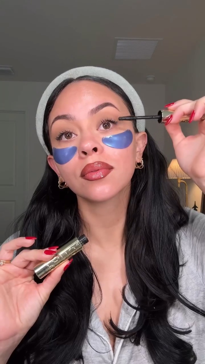 GRWM my current everyday winter glam 🎄💋✨
—
LIP STAIN : WARM BROWN 
CONCEALER : SUGAR BISCUIT 
LOOSE POWDER : CHERRY PEACH 
GLOSS : JELLY BEAN 
LIP LINER : VERSITILE CHESTNUT 
CREAM BLUSH : DATE CAKE 
FOUNDATION : 270 light medium 
CREAM CONTOUR : 2N 
POWDER BLUSH : CIAO
BRONZER : GIVE ME SUN 

#LTKHoliday #LTKgrwm #LTKBeauty