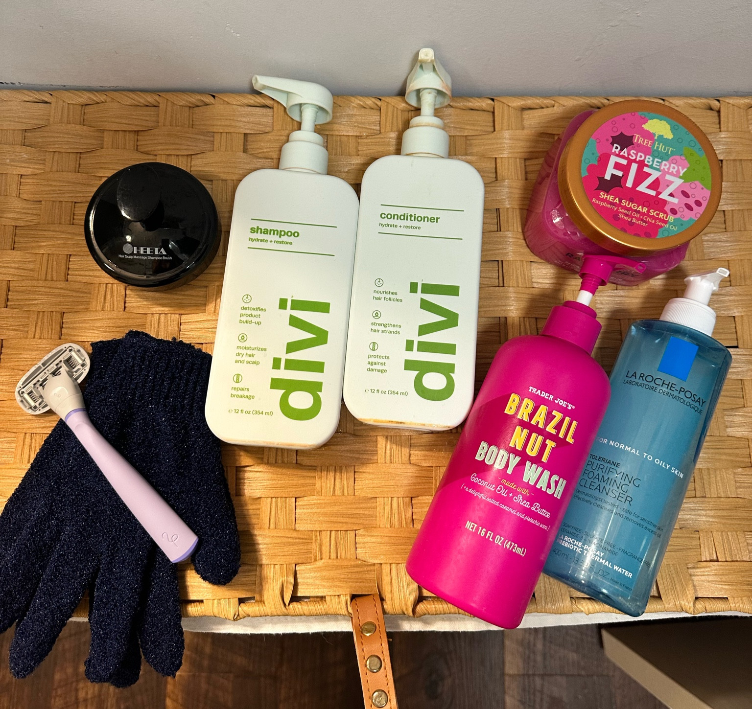 Everything shower essentials! The best “everything shower”. My shave, exfoliate and wash hair day. The best shampoo & conditioner!! #scalp #scalpcare #shampoo #conditioner #exfoliate #facewash #razor 
