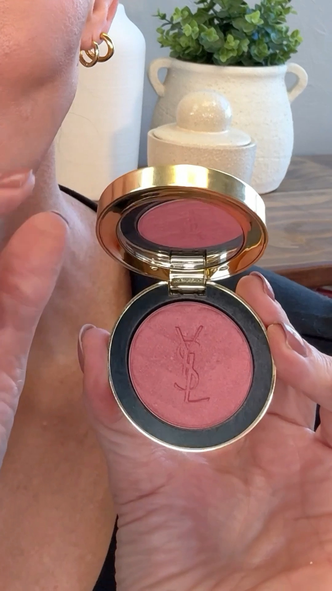 One of my recent favorite purchases!! YSL 24 Hour Blurring Powder Blush ❤️ 

#blush #makeup #makeuptips #YSL #makeupover40 