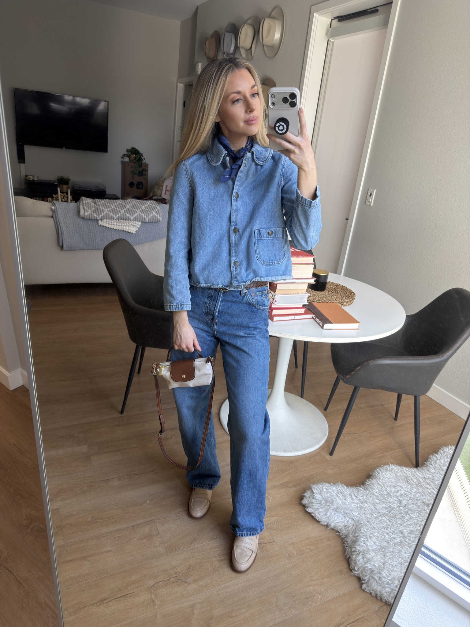 A simple denim-on-denim look for everyday: chambray button-down, straight leg jeans, classic loafers, and a small crossbody bag. An easy outfit formula that always feels polished but relaxed. Everything is linked.