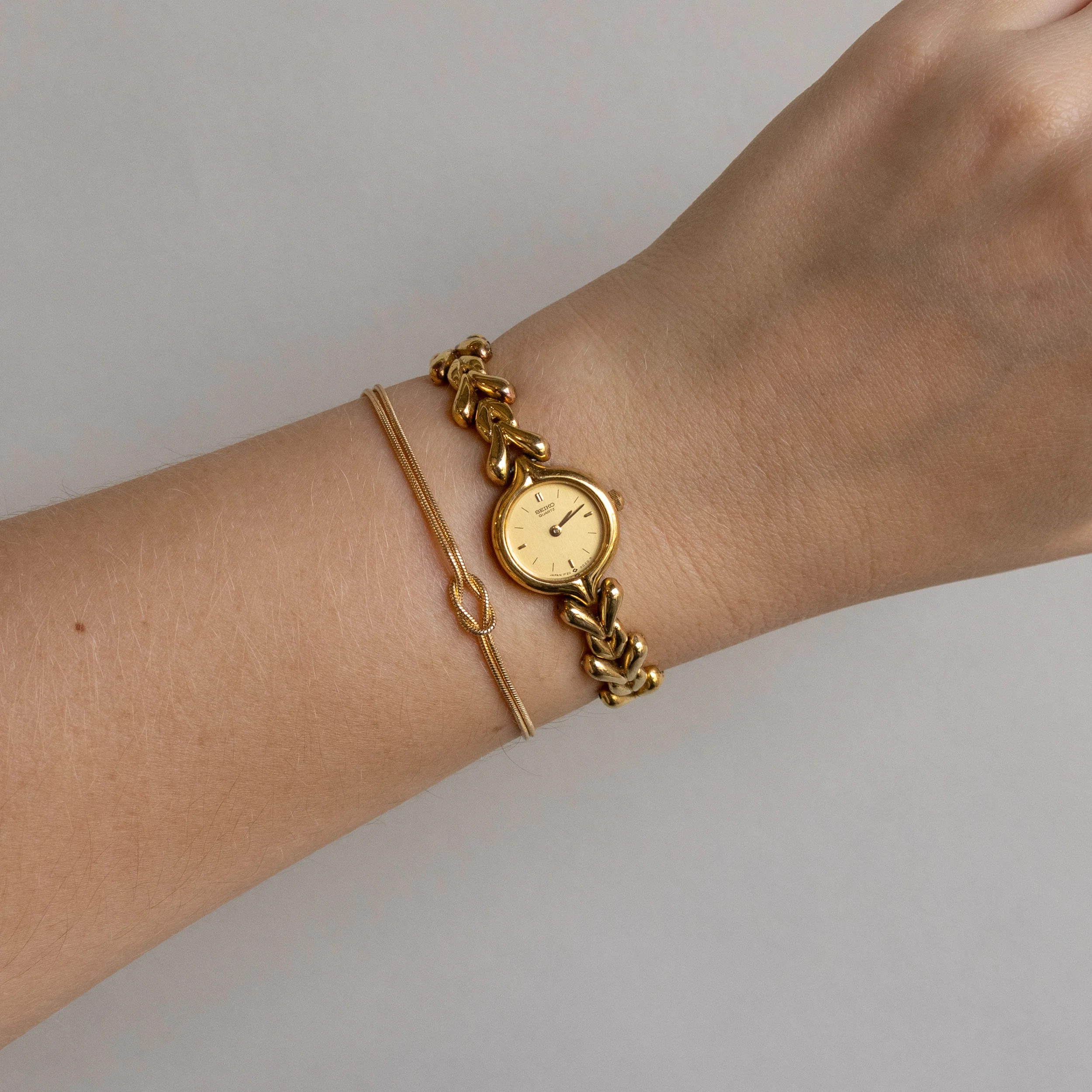 Vintage Seiko Quartz Round Gold Watch | Caitlyn Minimalist