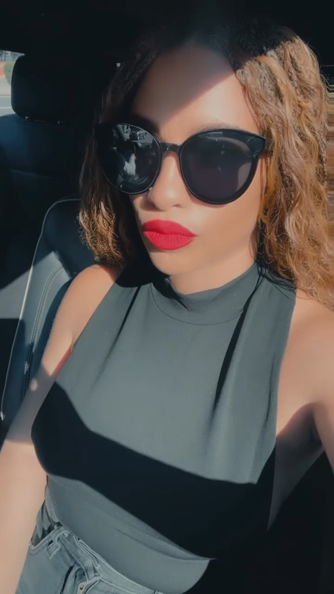 In the Uber Black, dressed in all black 💋
Top 🔗 linked in my #shopmy 
•
#ootd #allblackoutfit