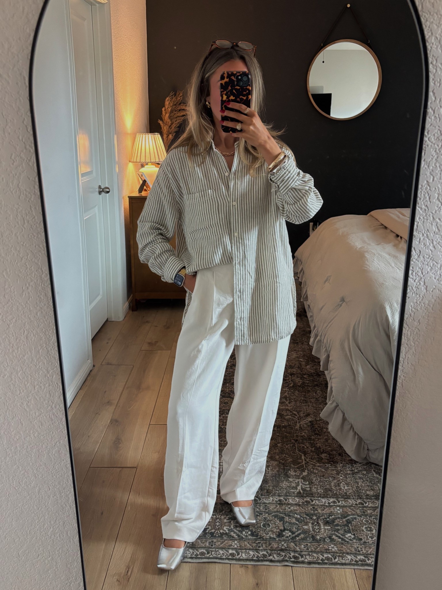 OOTD🤍
Top - small
Bottoms - 6
Shoes - 7.5