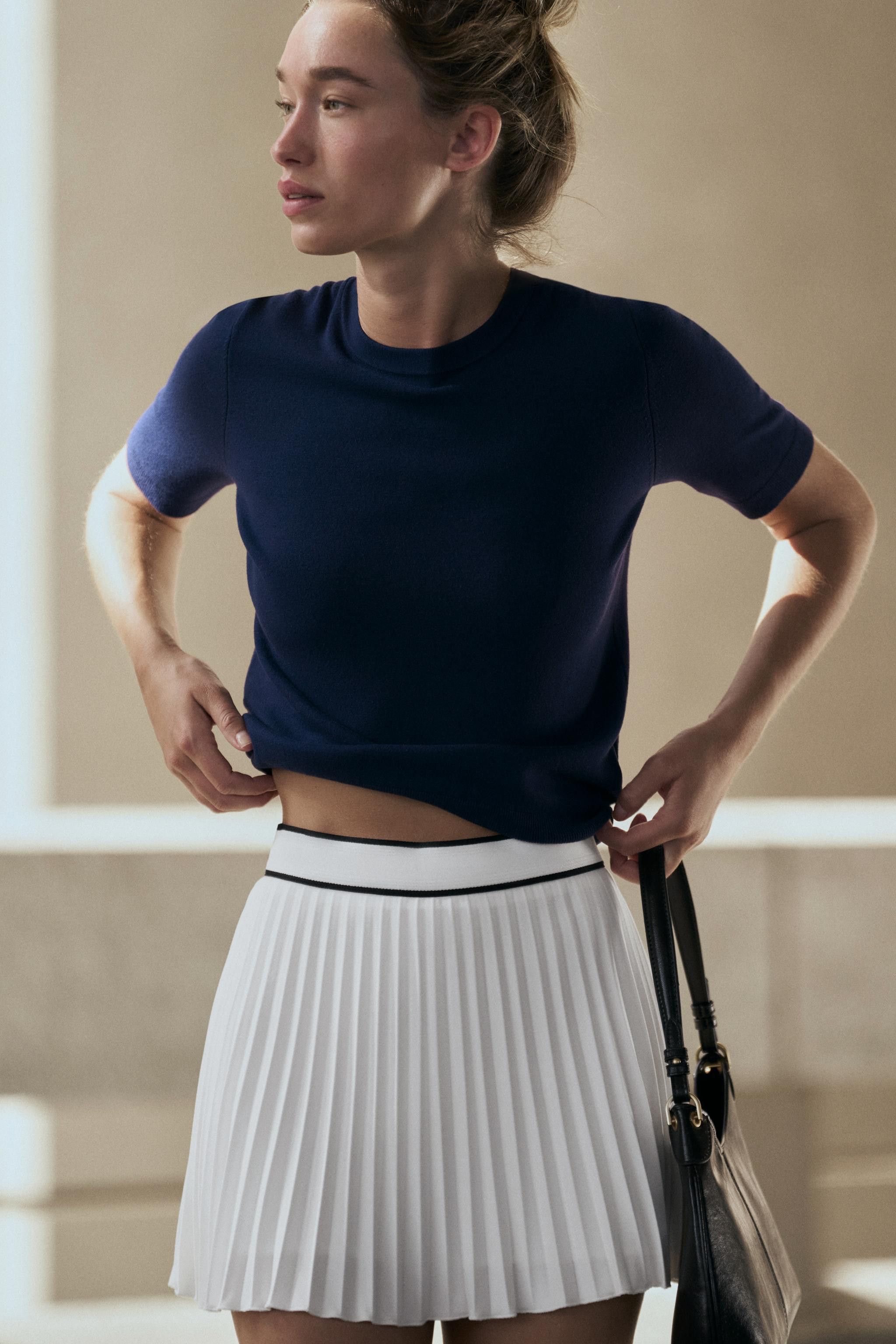 High-waisted skort with pleats. Inner lining. Side zip closure hidden in seam. | Zara US