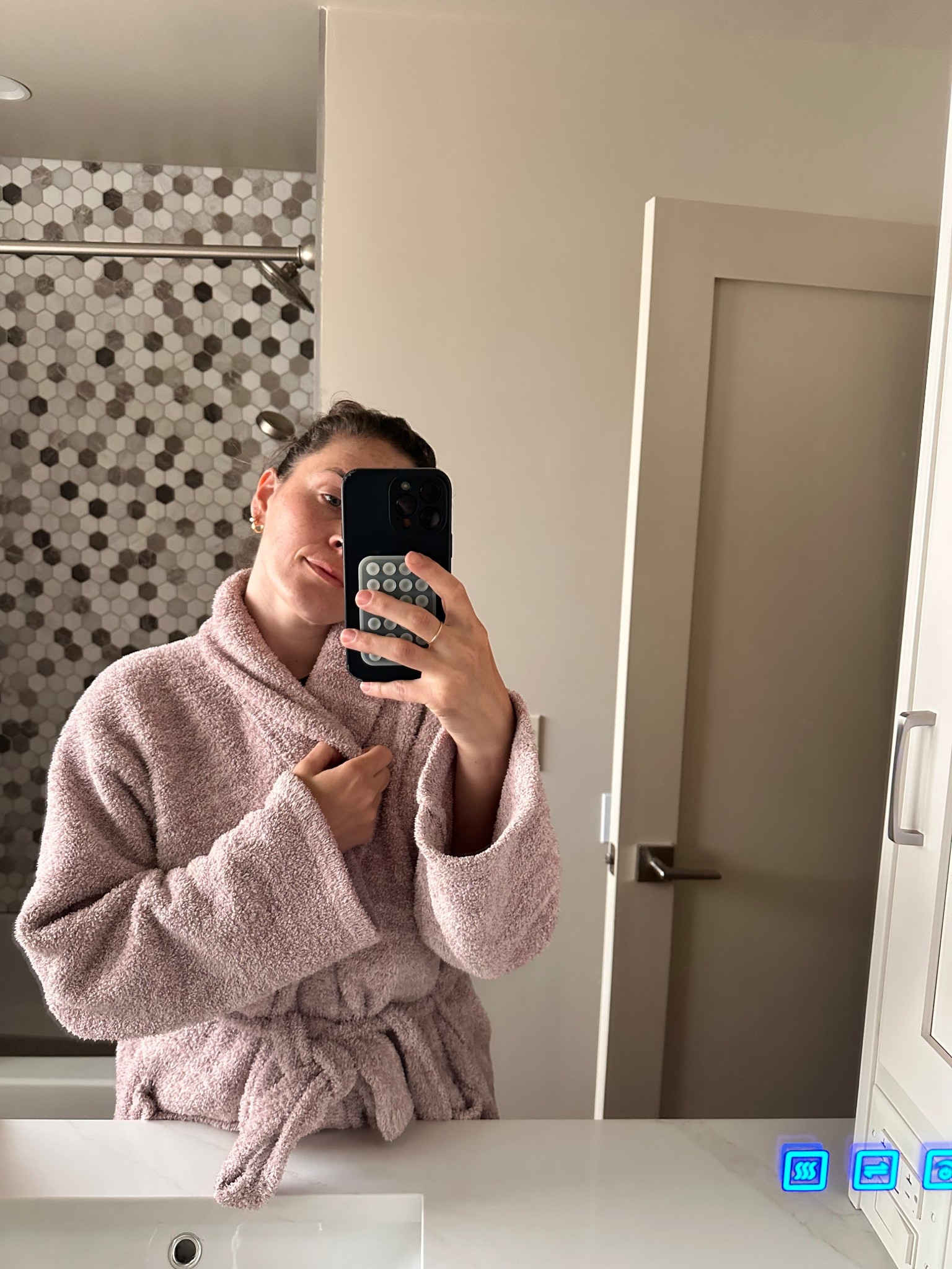 Idc what anyone says, there is no robe better than the barefoot dreams robe.. I have the parachute classic Turkish cotton one too.. it’s good don’t get me wrong (it’s a terry cloth material), but nothing compares to this thing. Coziest ever. Also the best gift! There’s usually some colors on sale on their site too

#LTKGiftGuide #LTKStyleTip #LTKHome
