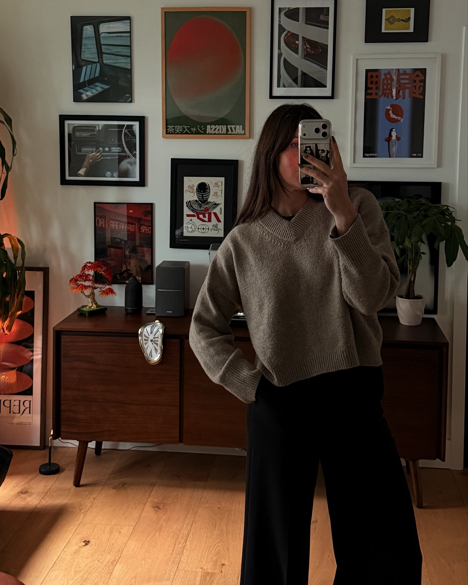 Easy staple : black T, cropped sweater & wide leg pants 