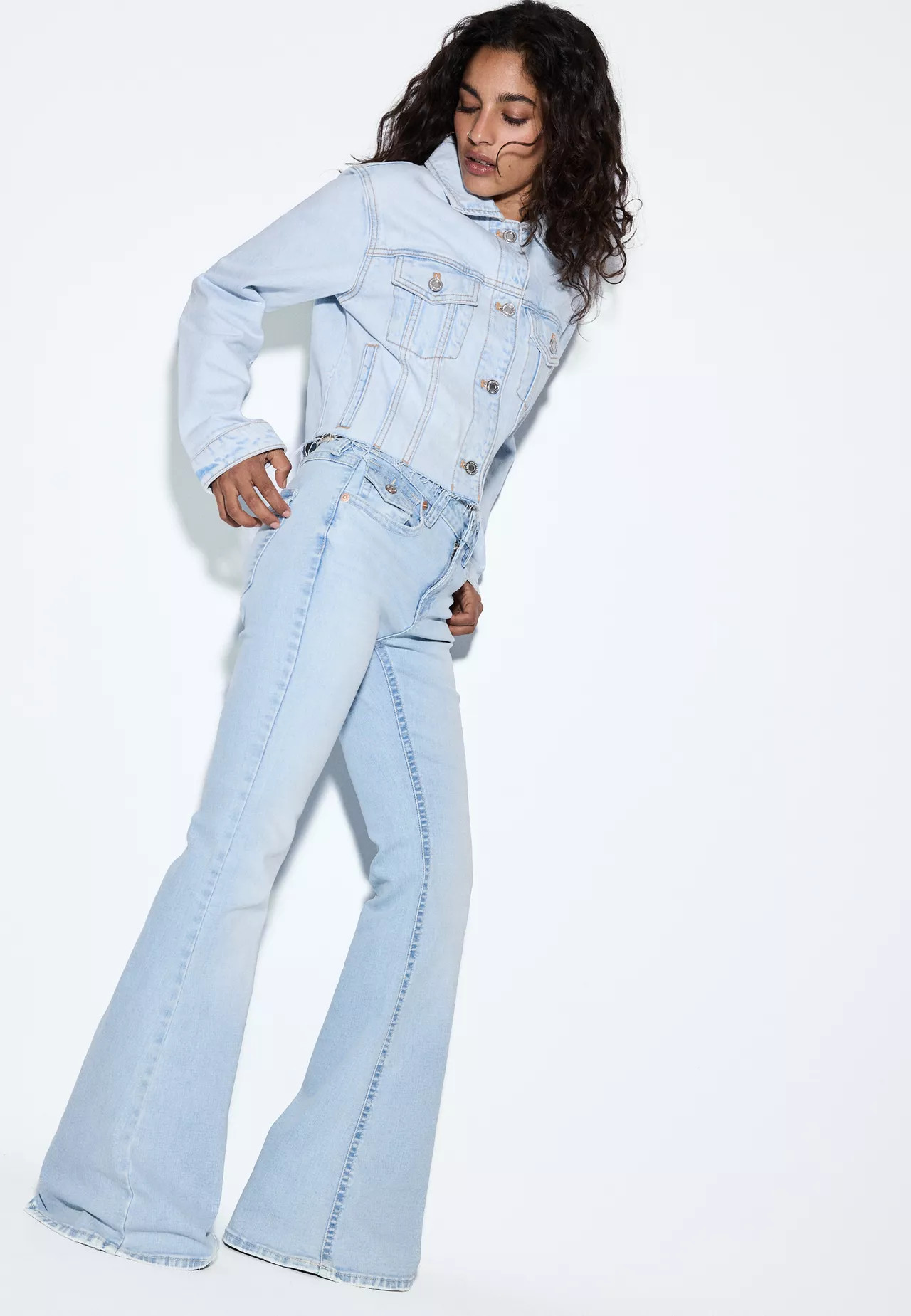 D04 Jeans klokkend lage taille - Kort & Lang voor dames | Stradivarius Netherlands | Stradivarius (NL)