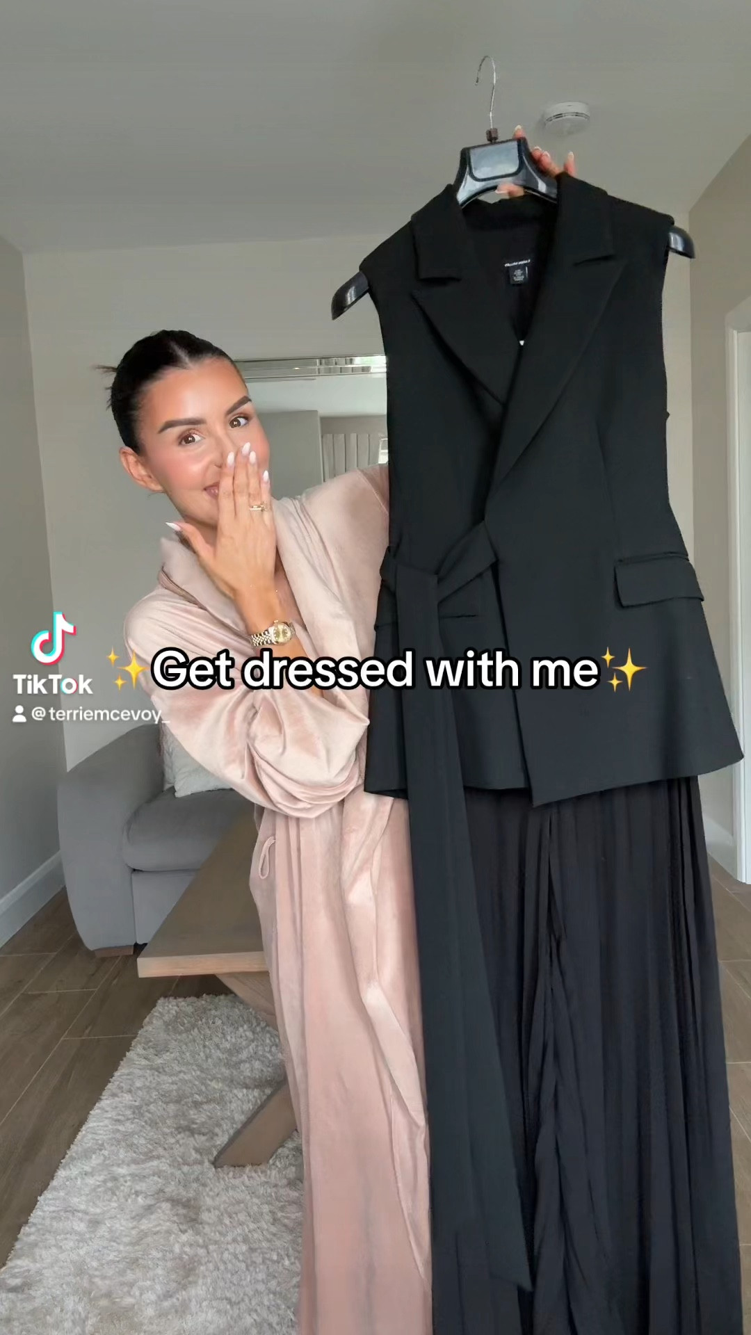 Note to self- Tan your feet!😅
A little GRWM today with a sneak peak of something that’s coming very soooooon!😮‍💨🖤✨