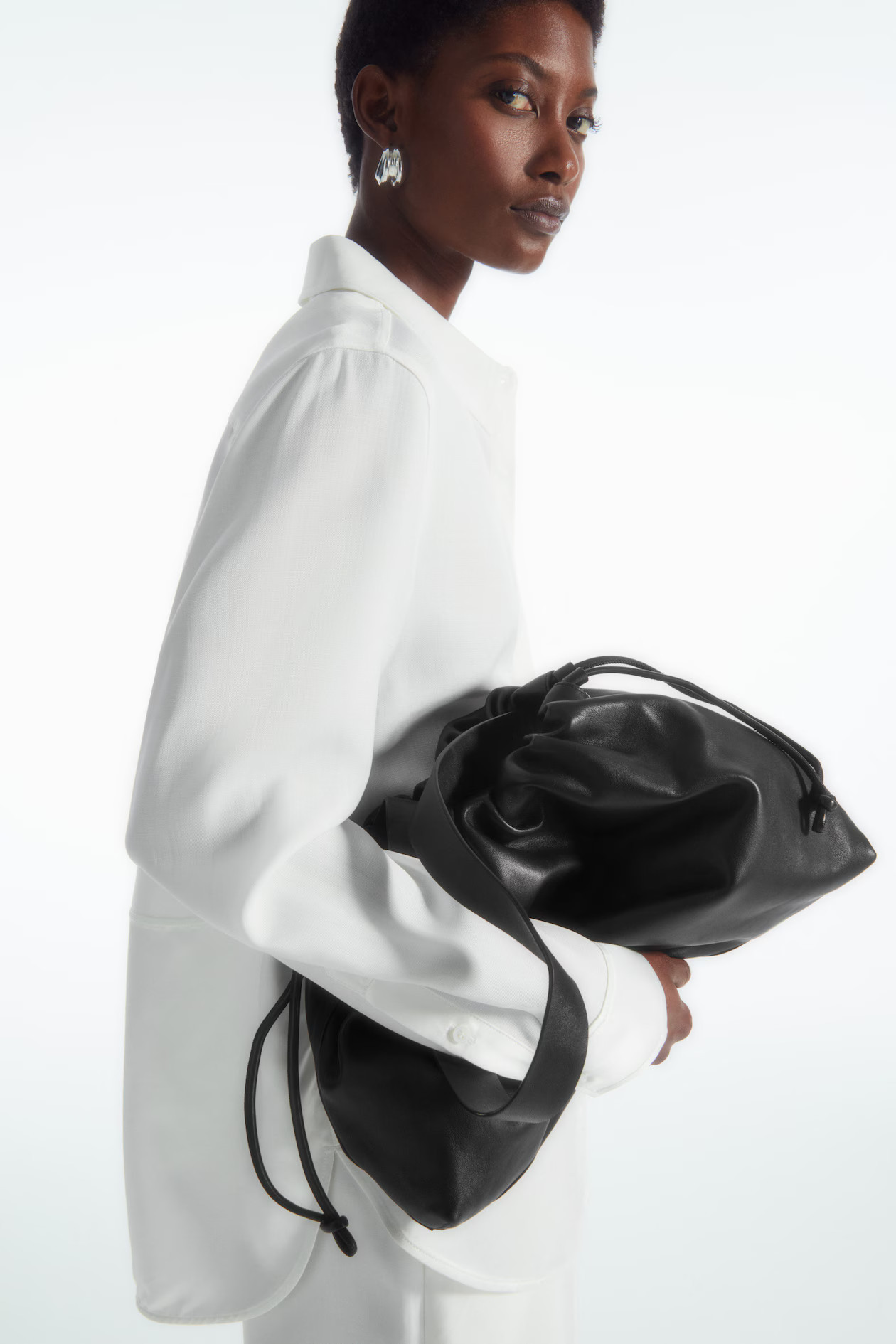 CAVATELLI CLUTCH - LEATHER - BLACK | COS (AU)