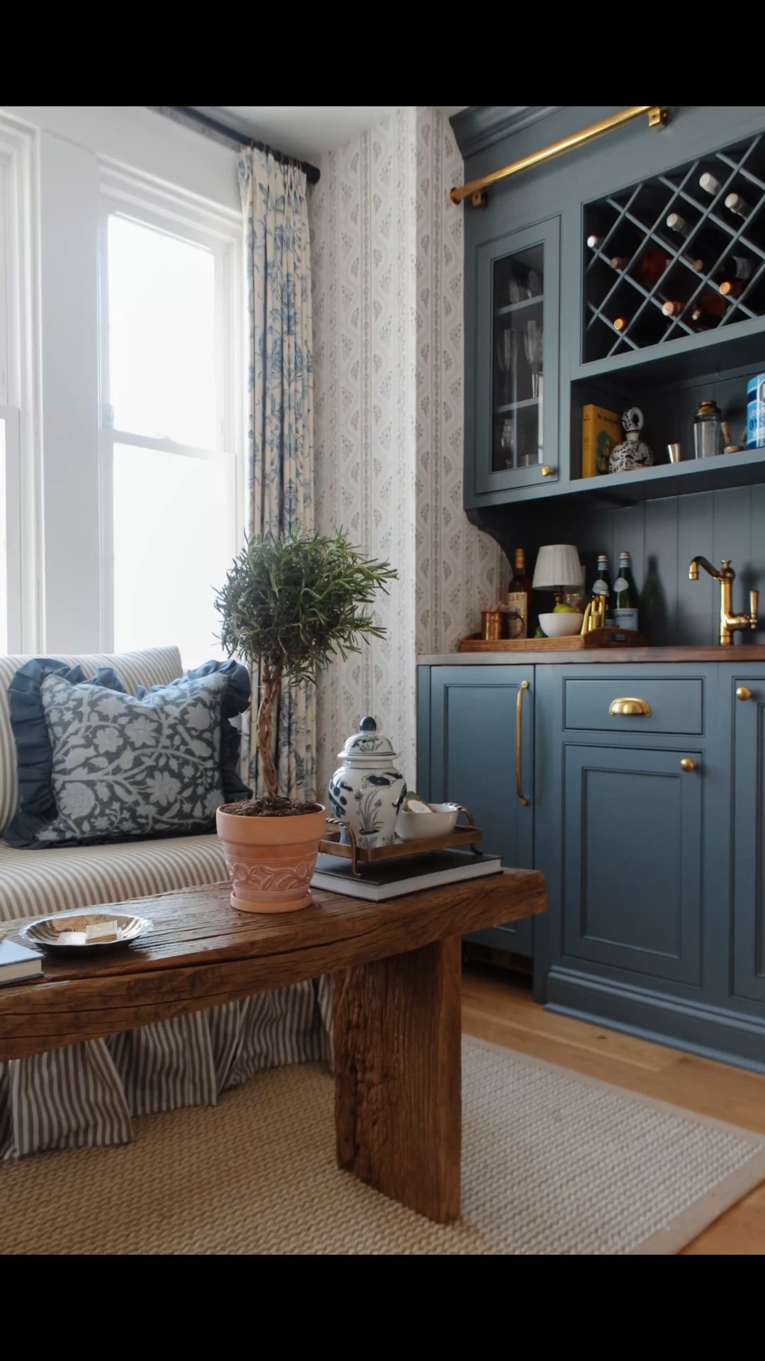 A full look into the sitting room, alongside my thoughts and all links to shop is now live on megleonard.co 🤍 Simply comment SIT for a link to the post in your inbox  