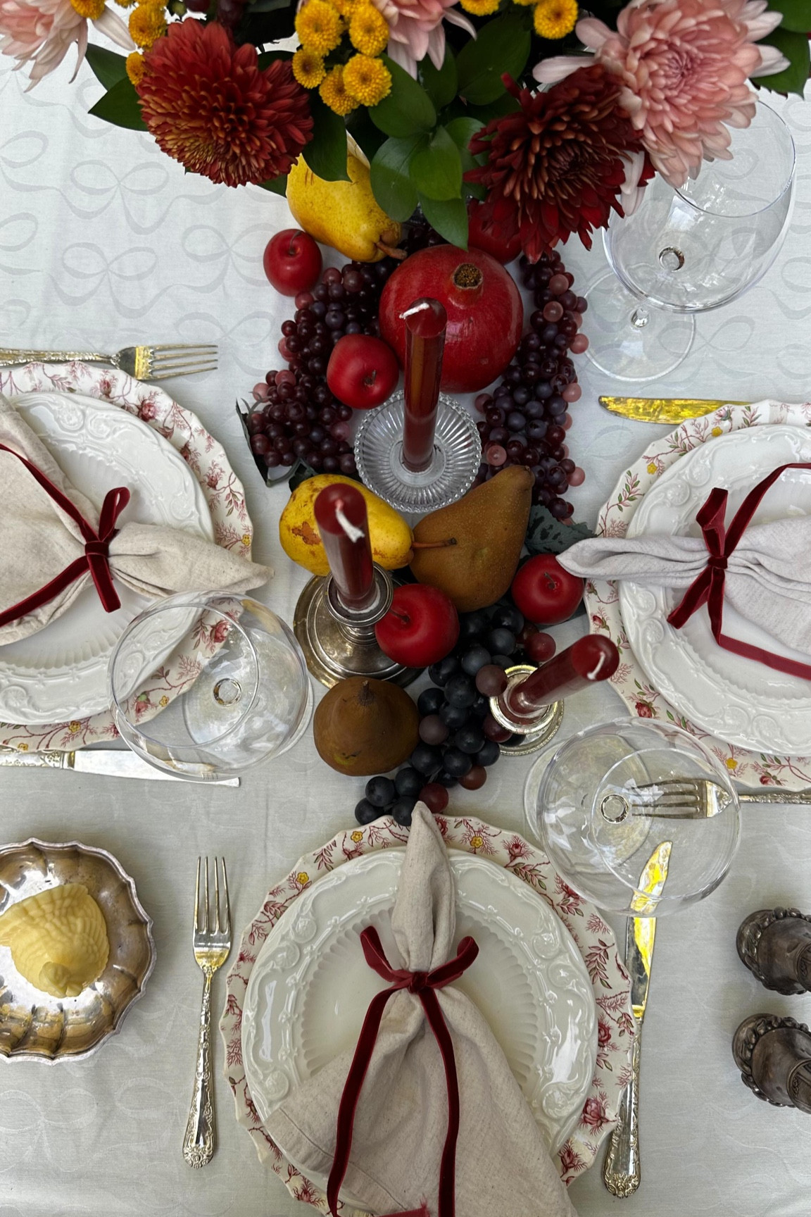 Girlsgiving tablescape 🍂🦃🎀 everything is linked on my LTK 

#thanksgiving #friendsgiving #girlsgiving #tablescape #tablescapes #thanksgivingtable #thanksgivingtablescape