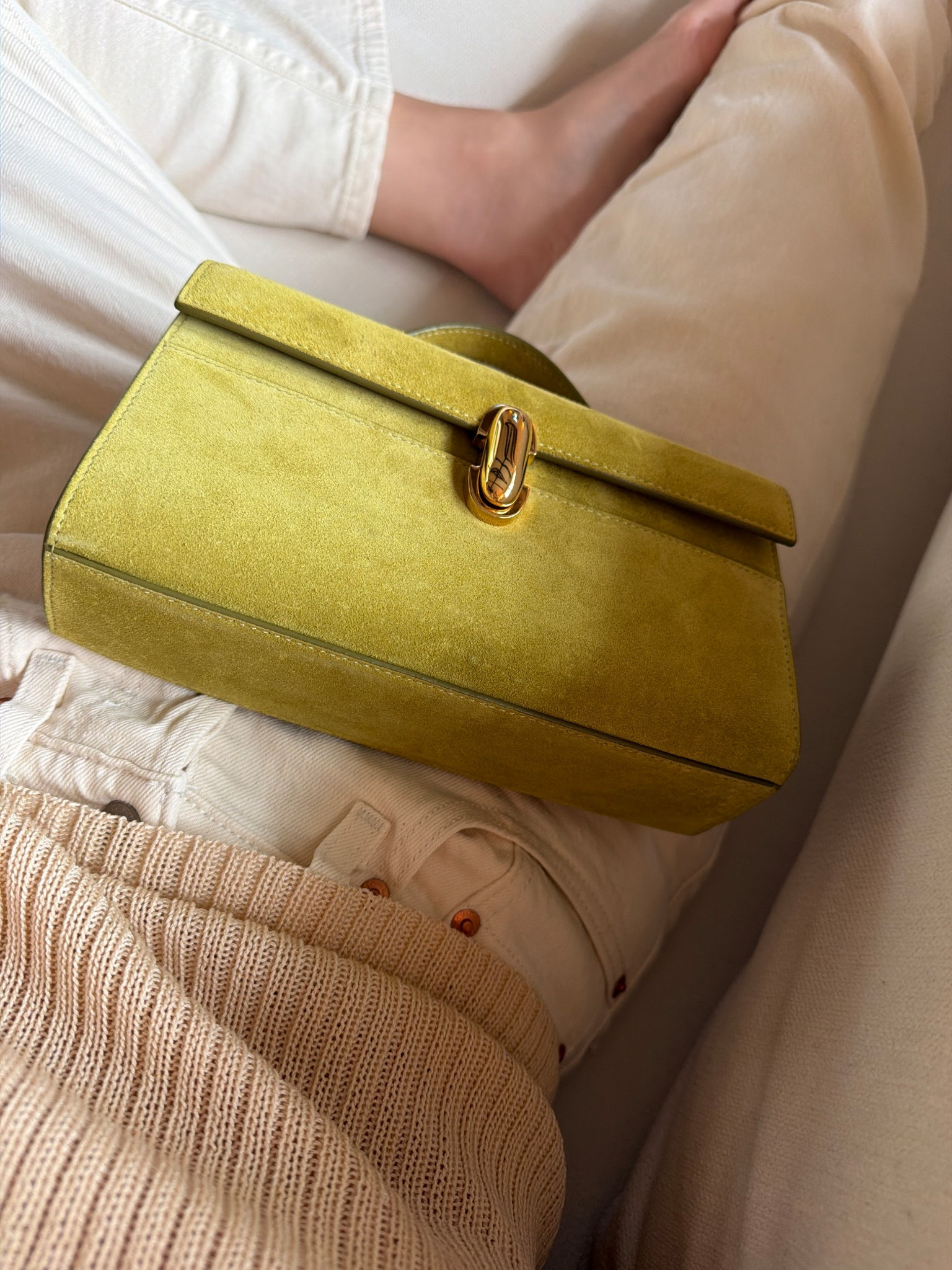 One of my very favorite bags, this chartreuse clutch from Savette sold out last year, but they brought it back for pre-order! This usually doesn’t happen with their seasonal colors 💚