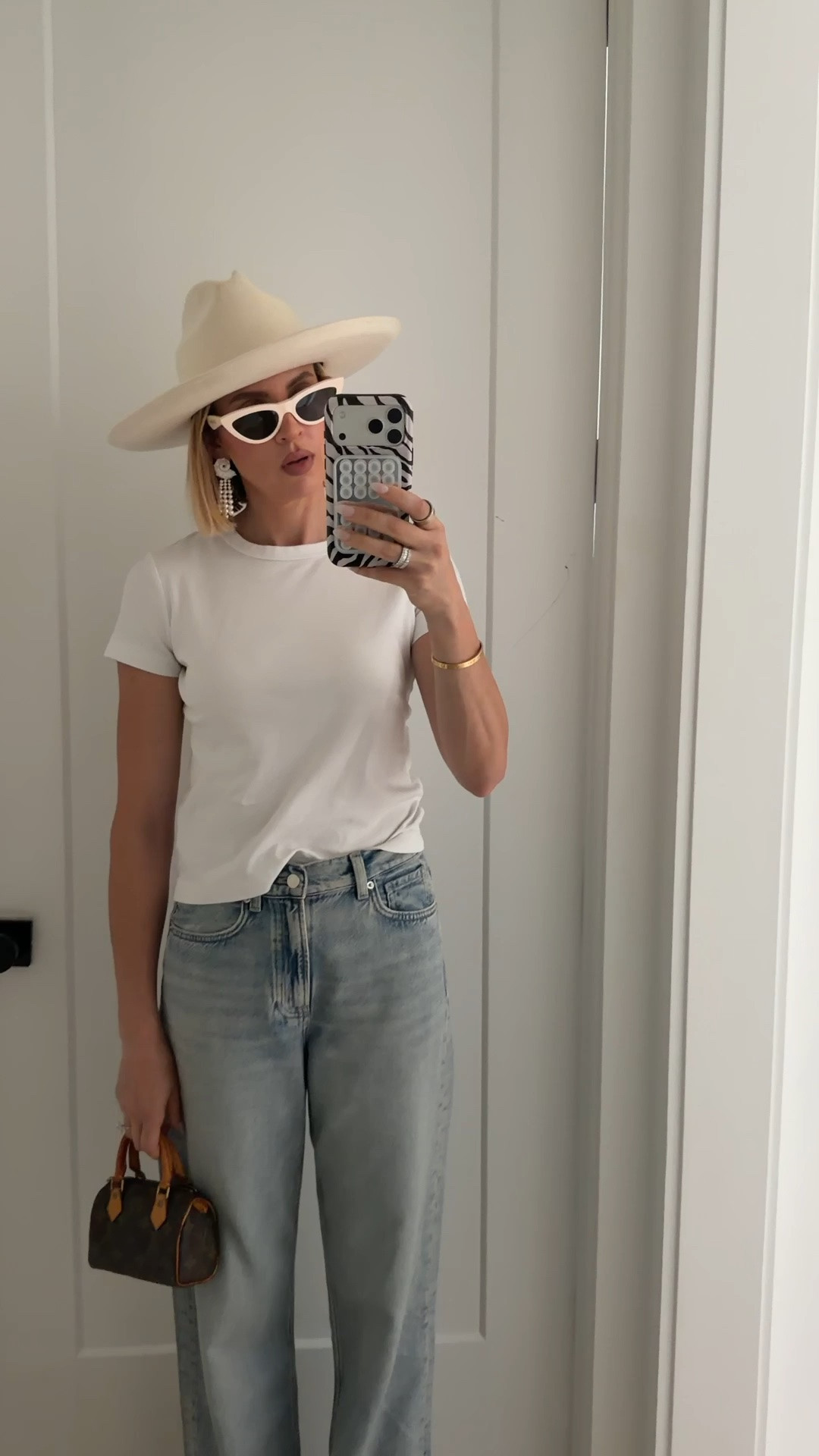 Wearing a small in the top. I LOVE the relaxed vibe of these jeans. I’m wearing my usual size

#LTKootd #LTKdayinmylife #LTKTall