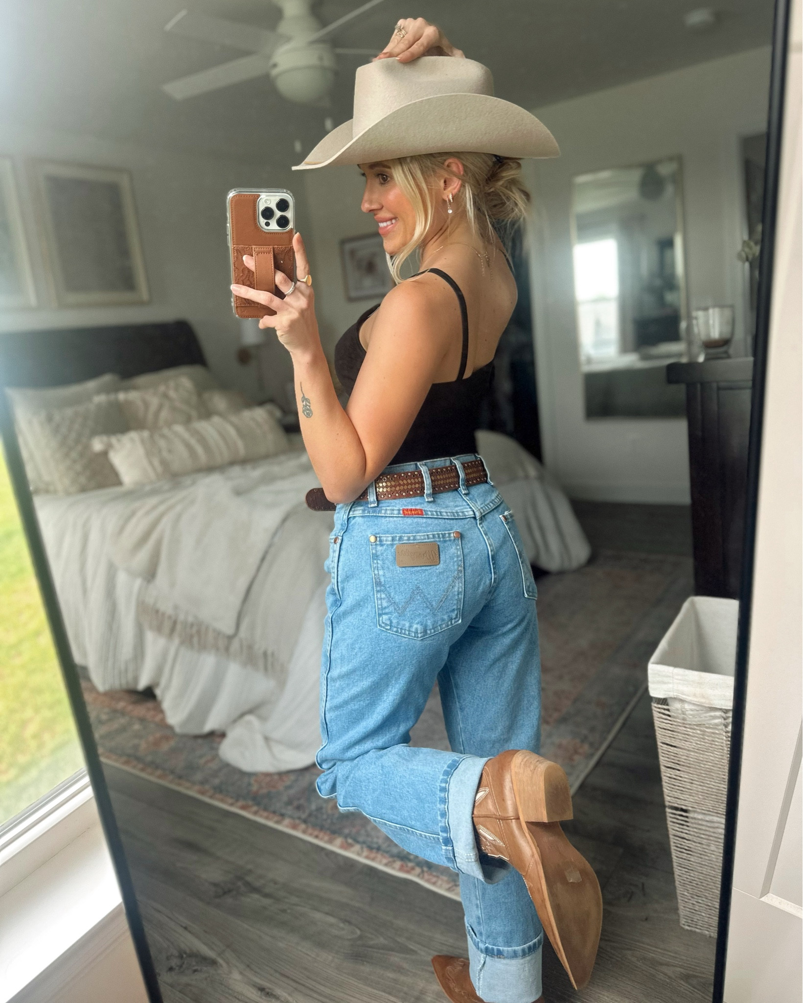 Loving these cowboy cut jeans!!!