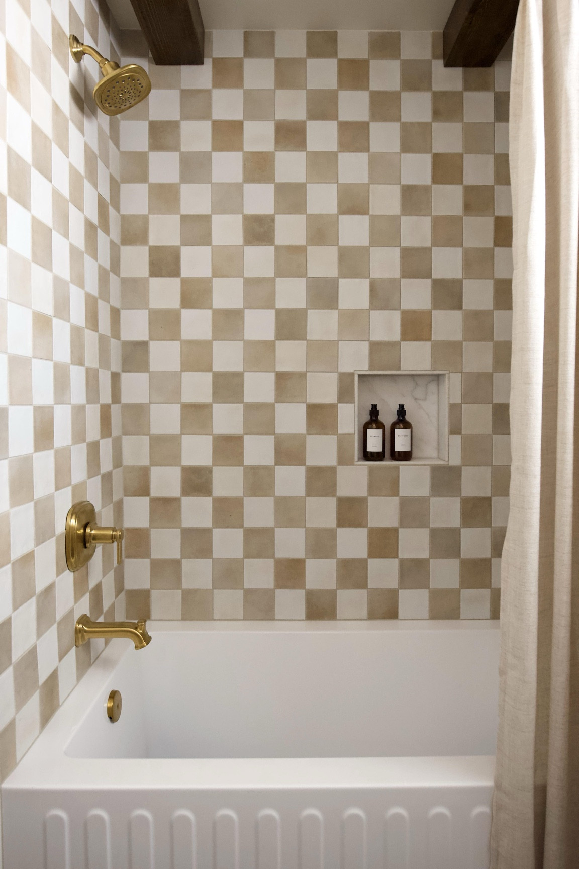 Okay this tub has sparked quite a few questions! I love how deep it is and the fluted apron has me 😍 I love that it feels modern but classic at the same time. I’ve really enjoyed using it so far. I’ll add the details below ⬇️ 