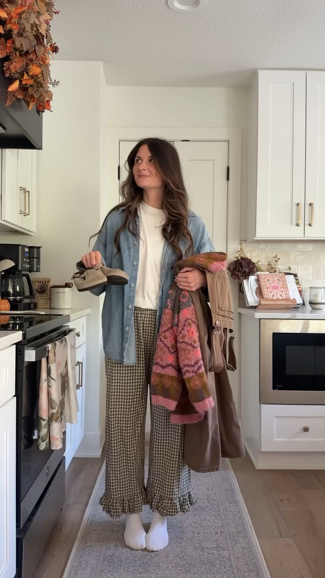 wearing a medium in brown overalls (linked the same style and other brown overalls) and s/m in cardigan! 

Fall outfit