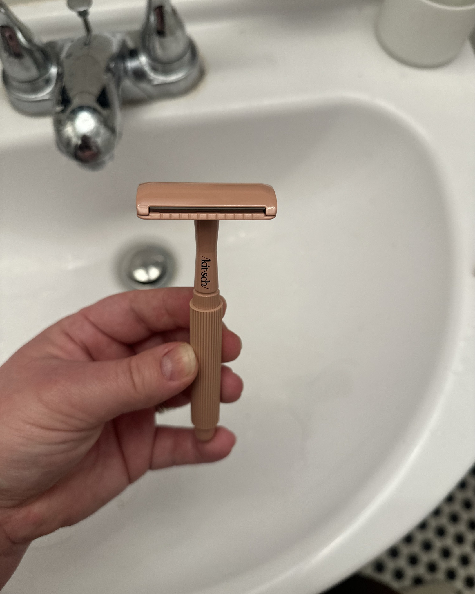 Got this new Double Edge Safety Razor with a metal handle. Comes with 5 blade refills! Also comes with a cap for travel & safety

#kitsch #metalrazor #shaving