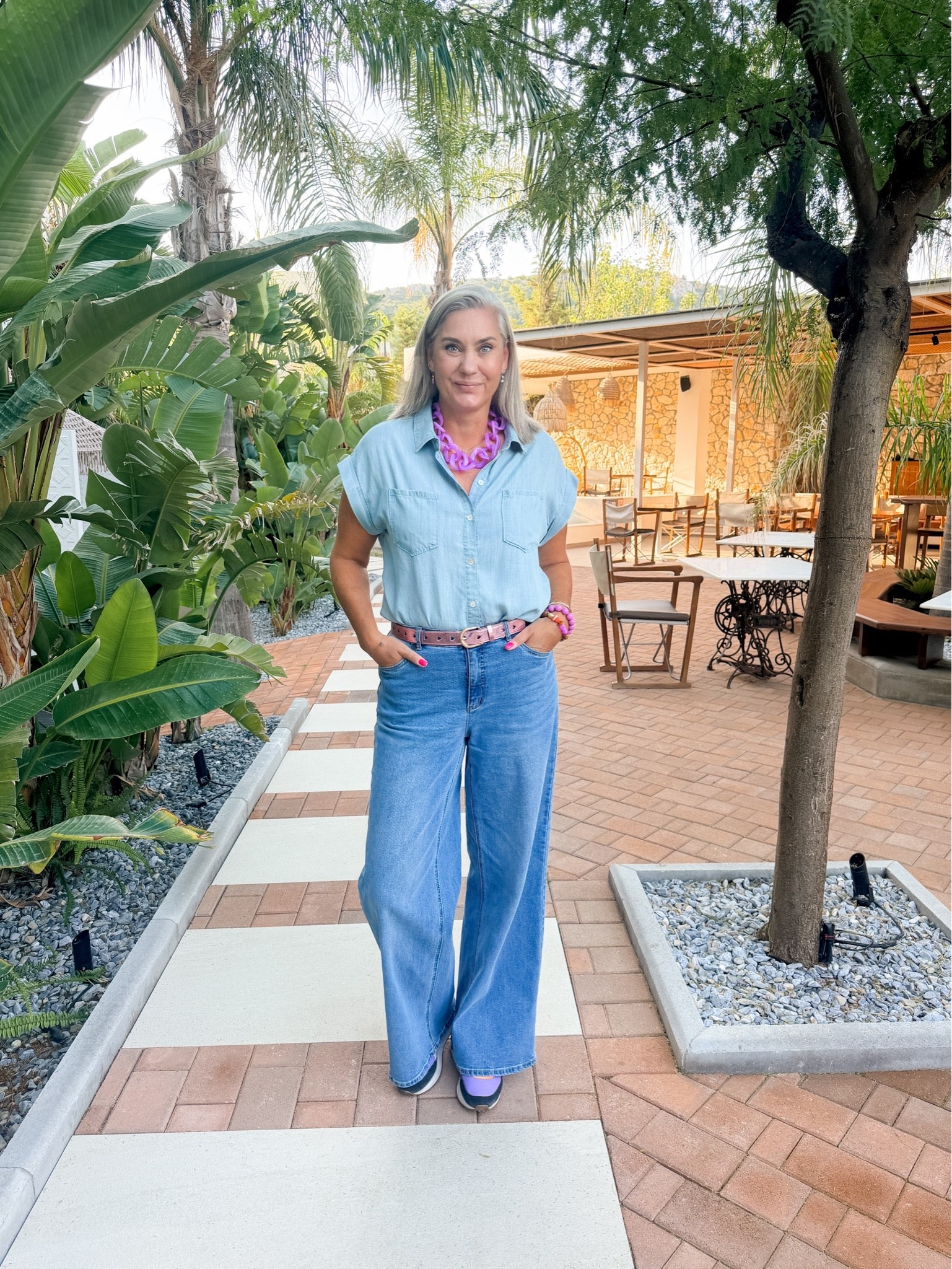 OOTD - Zondag. Comfortabele wide leg jeans meter stretch (neem 1-2 maten kleiner), chambray shirt korte mouw, Puna sneakers. De roze riem is van Fabienne Chapot en de paarse ketting via Lovestorm.

#LTKeurope #LTKnederlands #LTKtravel