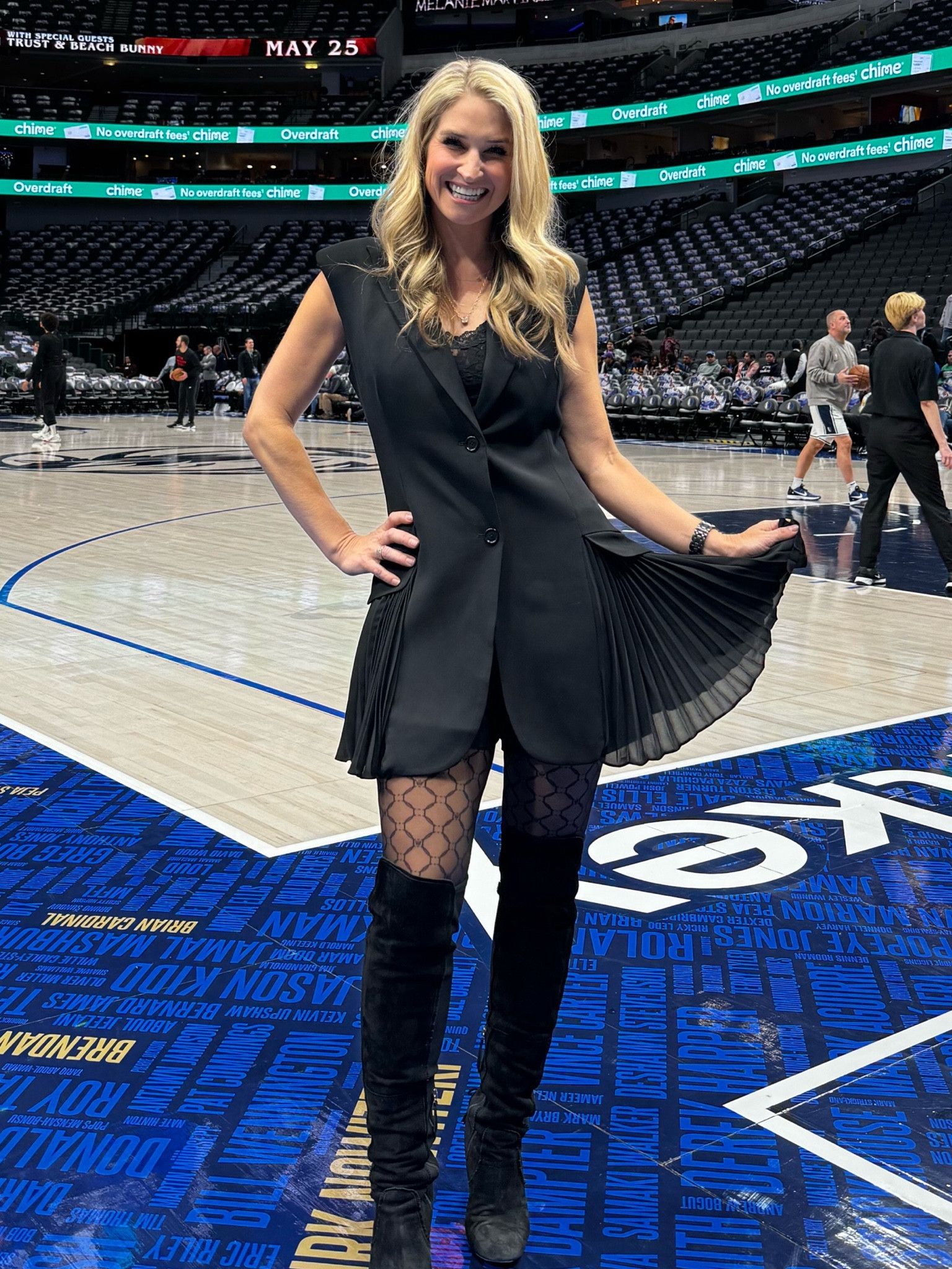 Posting last nights 👀😄
…Last minute, threw this vest/dress on over some shorts & fun patterned hose. 
(All the things linked & vest on sale!)