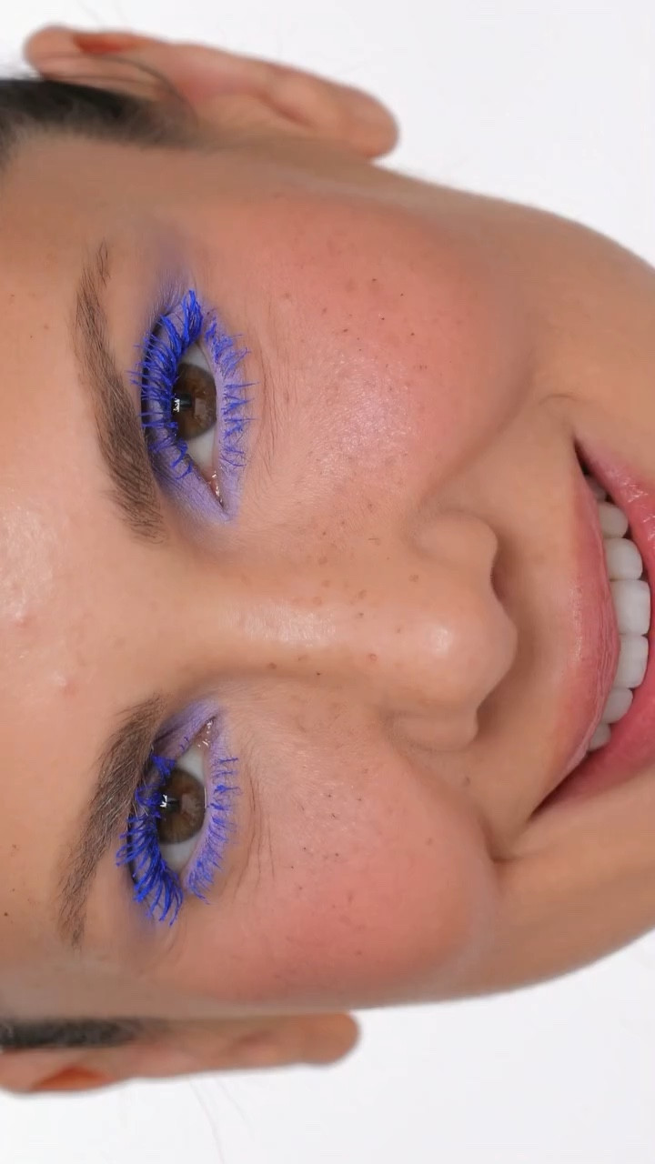 Had so much fun with this look!
I don’t think I’ve ever applied freckles on me. I think the look “asked” for it.
I’ve used:
@nablacosmetics Freckle Maker
@freck Freckle Pen
@nablacosmetics Cupid’s Arrow nr 16 Liliac
@yslbeauty Lash Clash Mascara in Blue
@hauslabs Blush in Glassy Pitaya
@rhode Brush