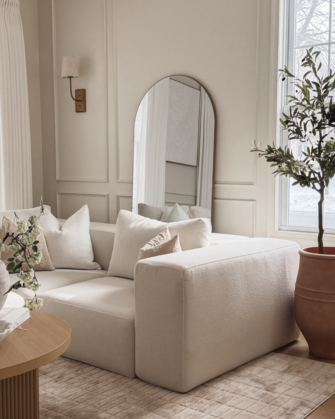 Neutral layers done right 🤍This brass mirror comes in more colors and is 40% off right now. From now through 2/18, get up to 30% off select furniture, rugs, & decor + extra 10% with the promo code “PRESIDENTS26” on homedepot.com! @HomeDepot #TheHomeDepot #TheHomeDepotPartner #HomeDepotDecor