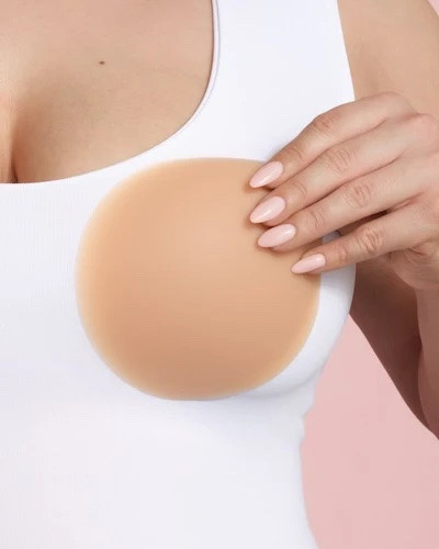 My final opinion on cakes versus neats versus nippies!
Cakes: the best under white swimsuits and fitted tops. “Grippy” does not stick that well. TTS. Best packaging
Neats: Stick better than others. Size up unless you want deformed boobies lol. Wear under loose tanks/tops.
Nippies: the lift ones are good but size up to avoid the dreaded deformed boobie!