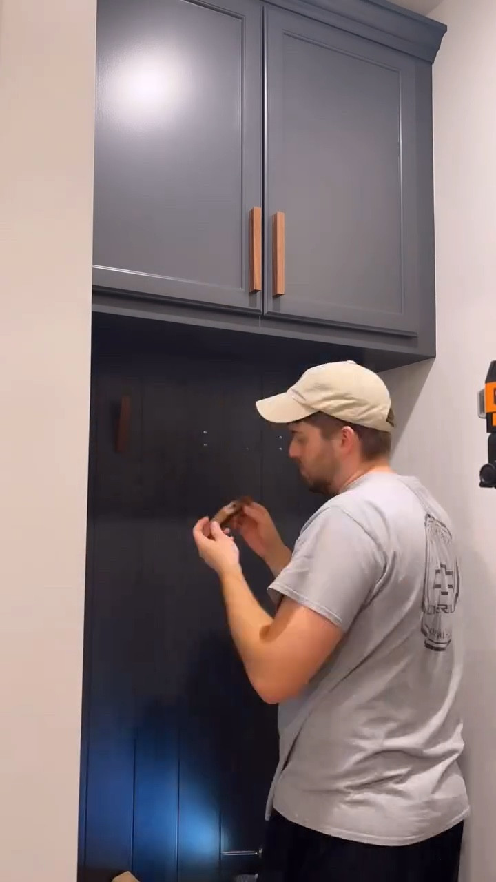 ✨ We’re back with our first home DIY project since having our baby girl!✨ Watch as we transform this underutilized nook near our garage into a stylish and functional mini mudroom. 🛠️🏡
.
.
.
#BetterHalfBuilds #DIY #MudroomMakeover #Project #BeforeAndAfter #Upgrade #Mudroom #NewBuild #AchievableHome #Flip # DoItYourself