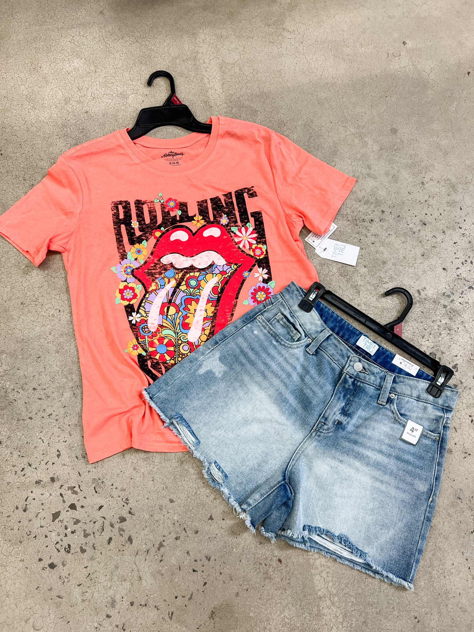 Love! $10 graphic tshirt and $15 shorts! 

#LTKFindsUnder50 #LTKStyleTip