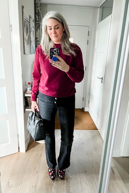 Ootd - Sunday. Workwear, a burgundy sweatshirt (custom) and black flared jeans (Zara ly), star boots from DW/RS and Michael Kors handbag. 



#LTKstyletip #LTKmidsize #LTKeurope
