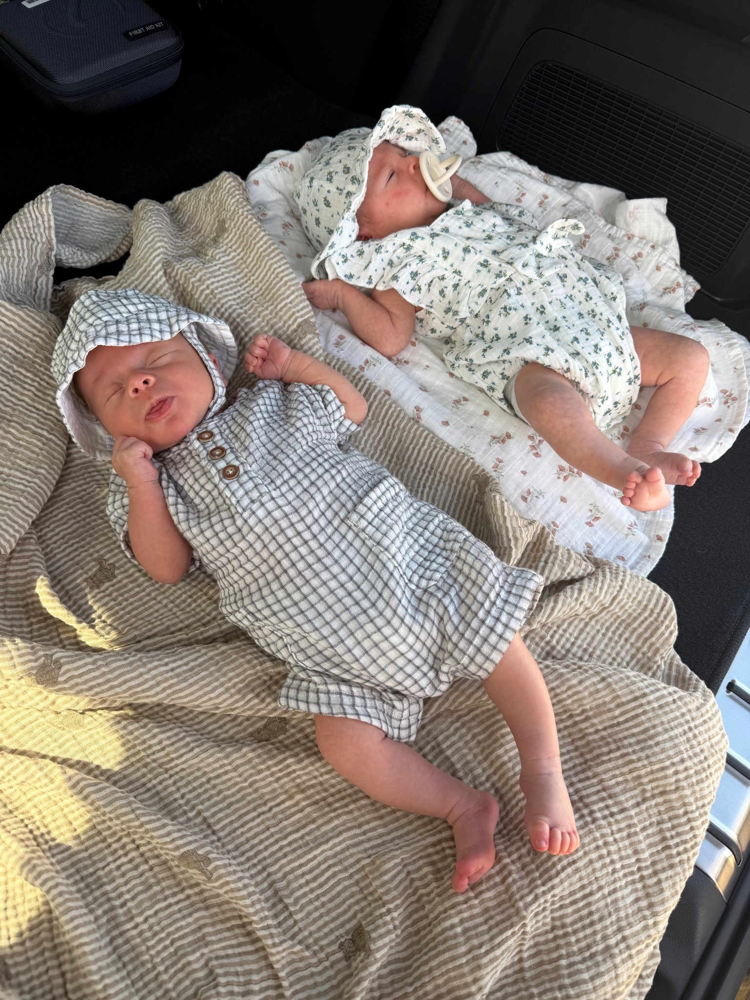 The kids fits!!! 🤍 love this romper because it has buttons are the crotch, is cute & lightweight for summer. Oakes is in a newborn size & hes 7.5lbs 