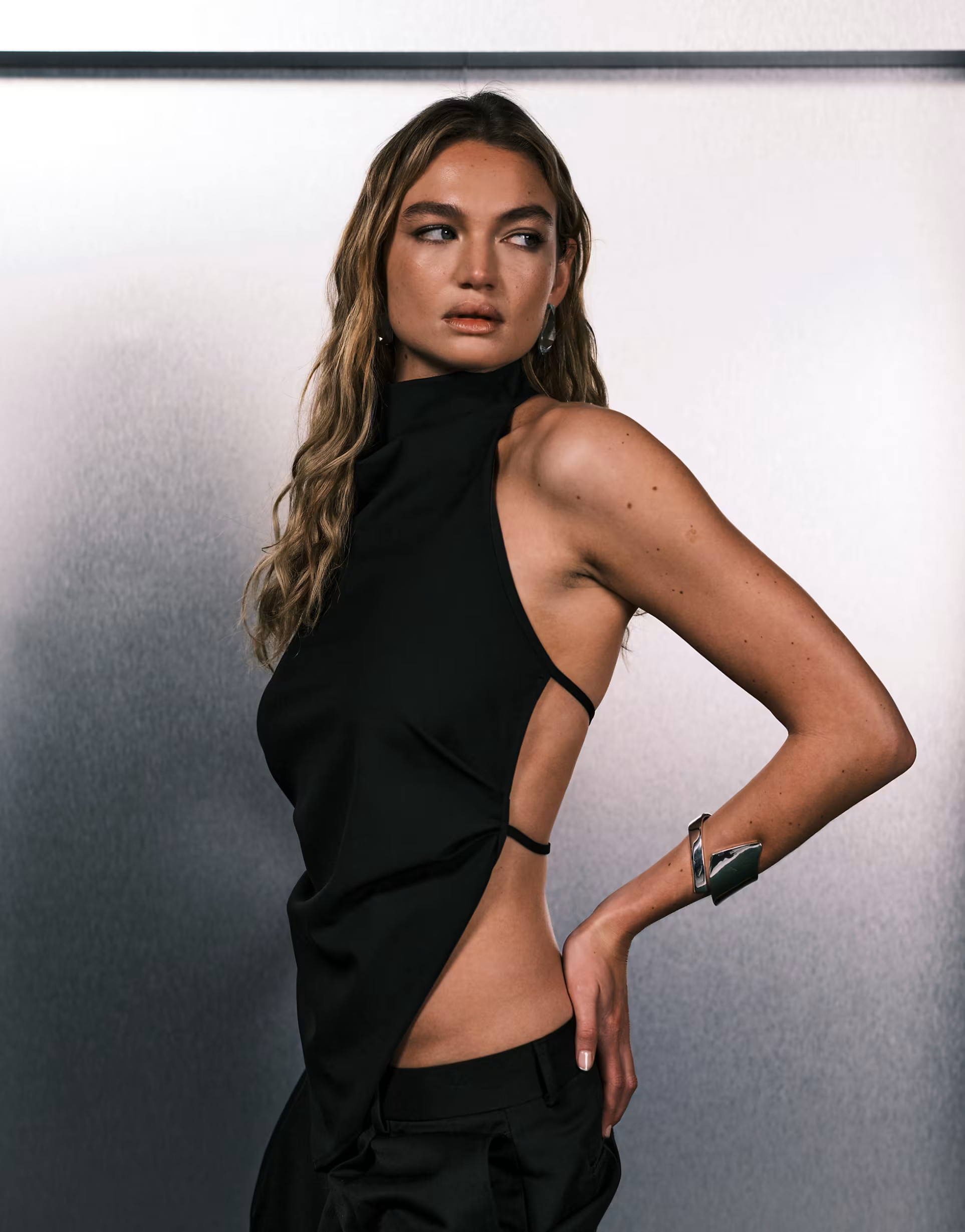 Mango – Neckholder-Oberteil in Schwarz mit asymmetrischem Saum | ASOS (Global)