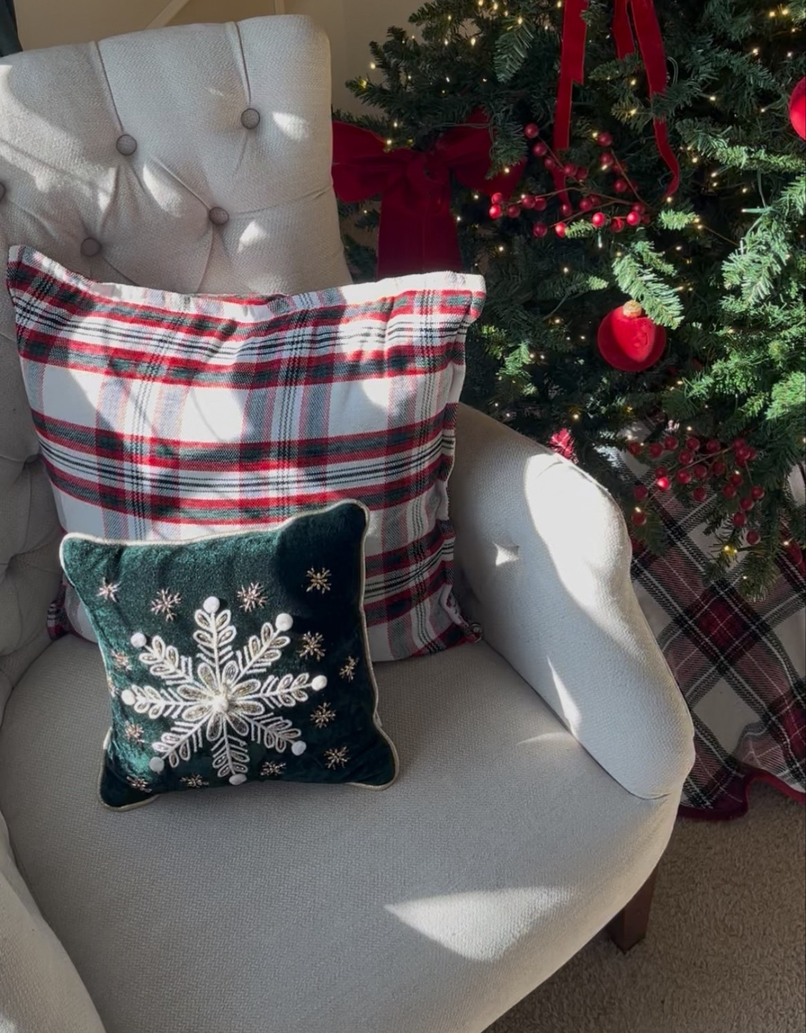 Ivory Tufted button Chair 