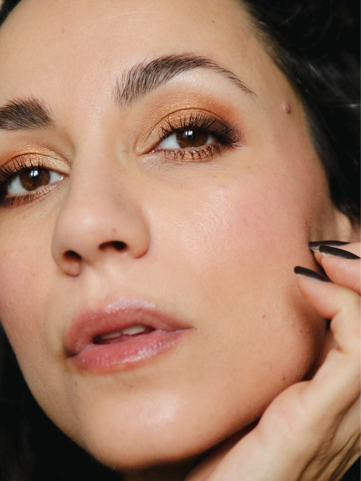 Crash-test de la palette Smoky Eye Brick en teinte Silk de Victoria Beckham Beauty ✨
IG : Coline 

TEINTES :
- fond de teint : Santa Fe
- anti-cernes : 06
- palette Smoky Eye Brick teinte Silk de Victoria Beckham Beauty
- blush : Summertime Wine
- Poudre : Banana Bread 

#LTKbeauty