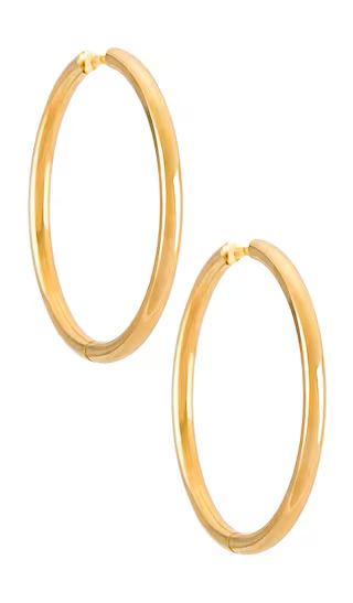 Klara Medium Hoop Earring in Gold | Revolve Clothing (Global)