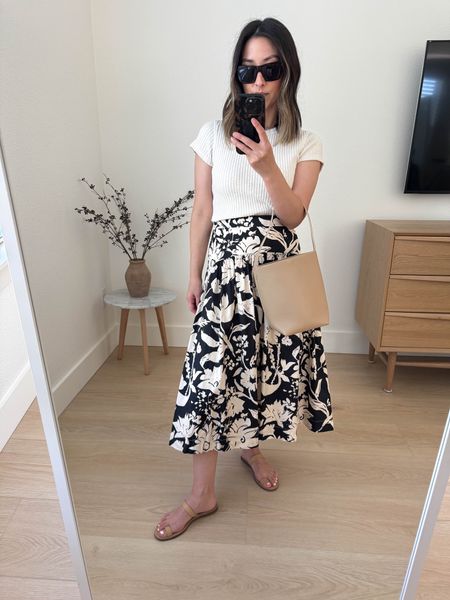 Fabrique skirt. Stunning neutral print. Obsessed with this print!!!

Everlane tee small
Fabrique skirt xs
Madewell sandals 5 (old)
The Row tote small
Celine sunglasses  